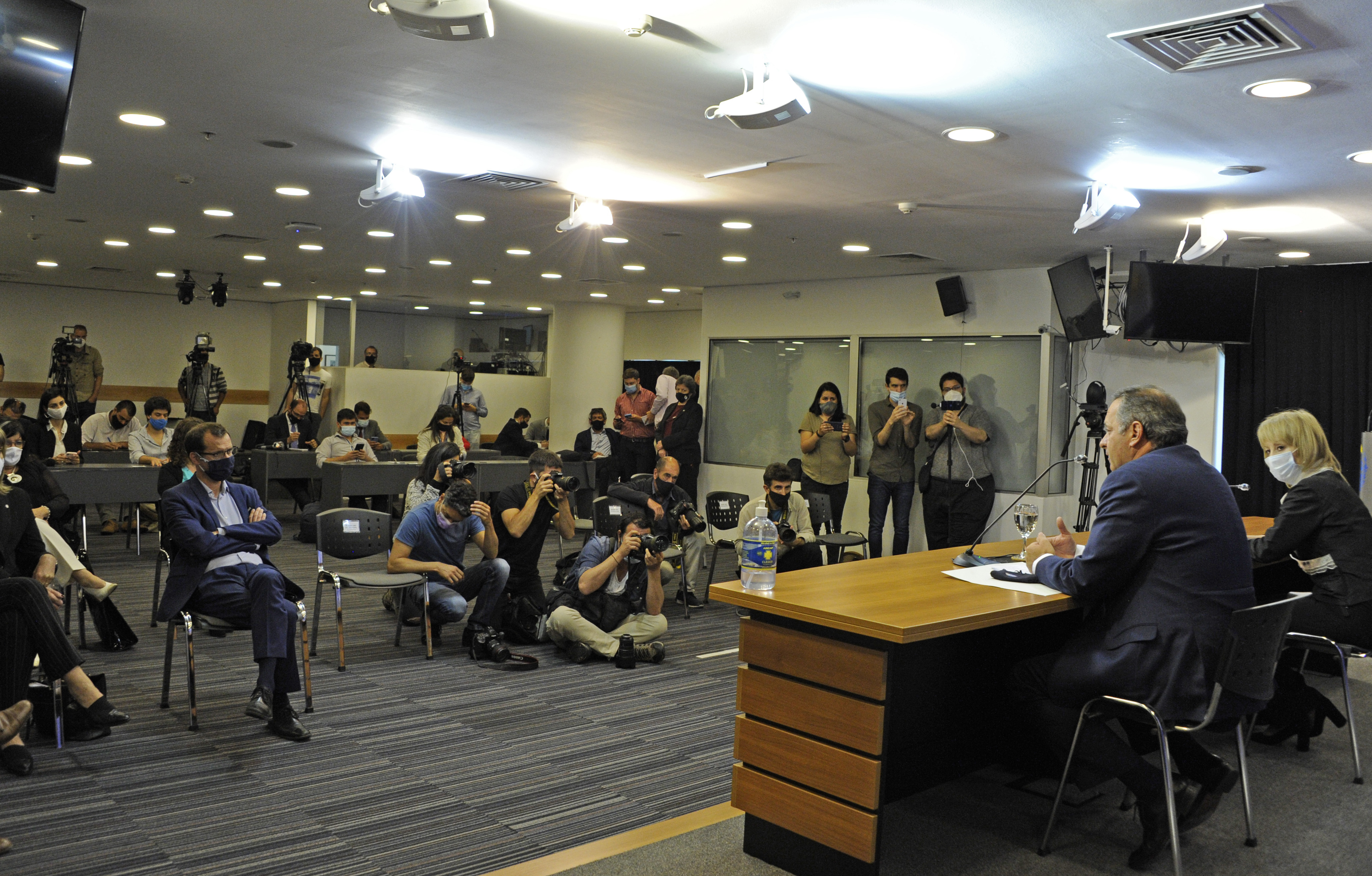 Álvaro Delgado y Carolina Cosse en conferencia de prensa