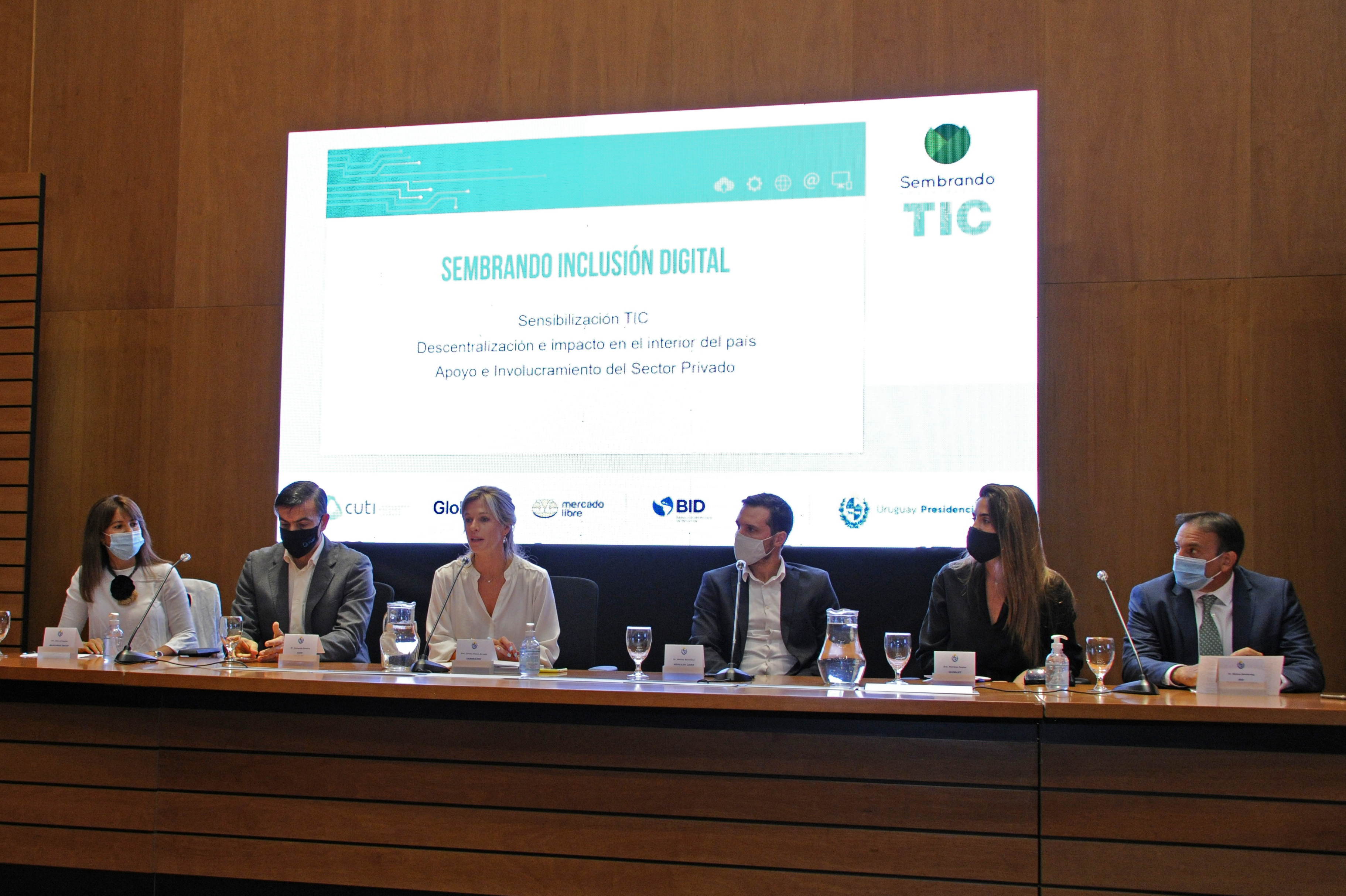 Autoridades en presentación de 600 becas de programadores junior destinadas a jóvenes de entre 18 y 25 años