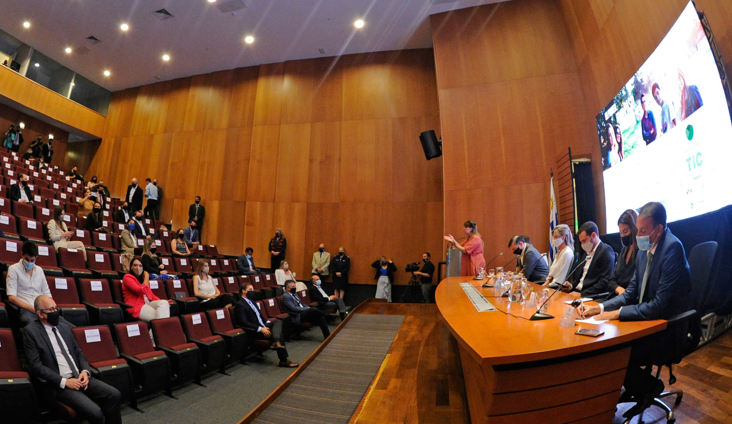 Autoridades en presentación de 600 becas de programadores junior destinadas a jóvenes de entre 18 y 25 años