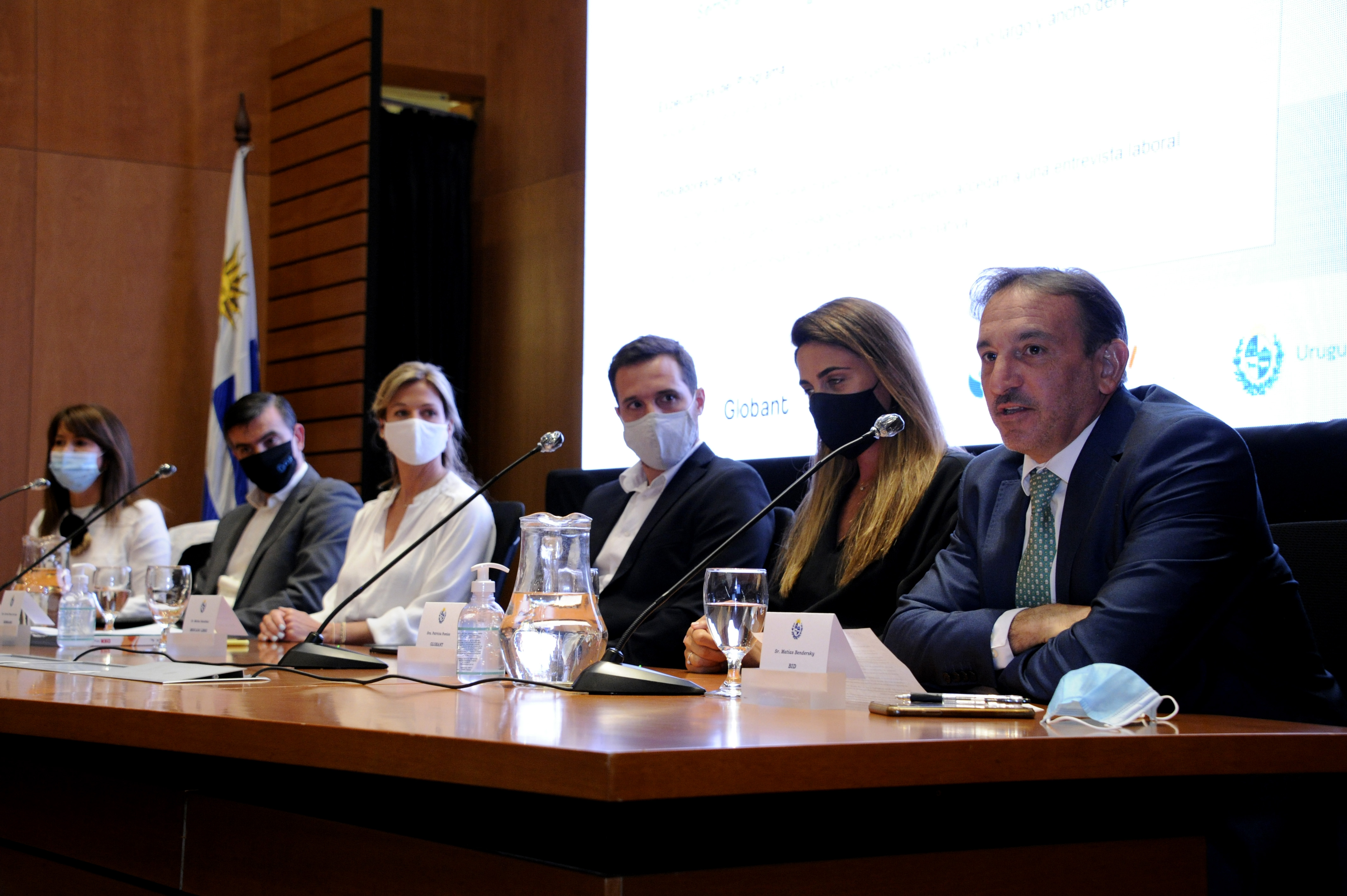 Autoridades en presentación de 600 becas de programadores junior destinadas a jóvenes de entre 18 y 25 años