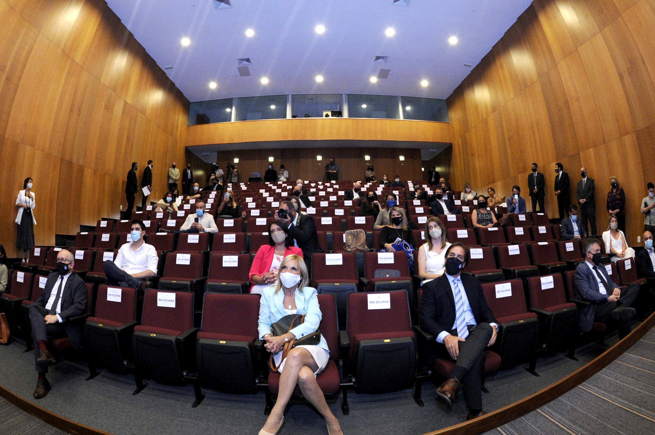 Beatriz Argimón y Luis Lacalle Pou presentes en la presentacion de programa de becas