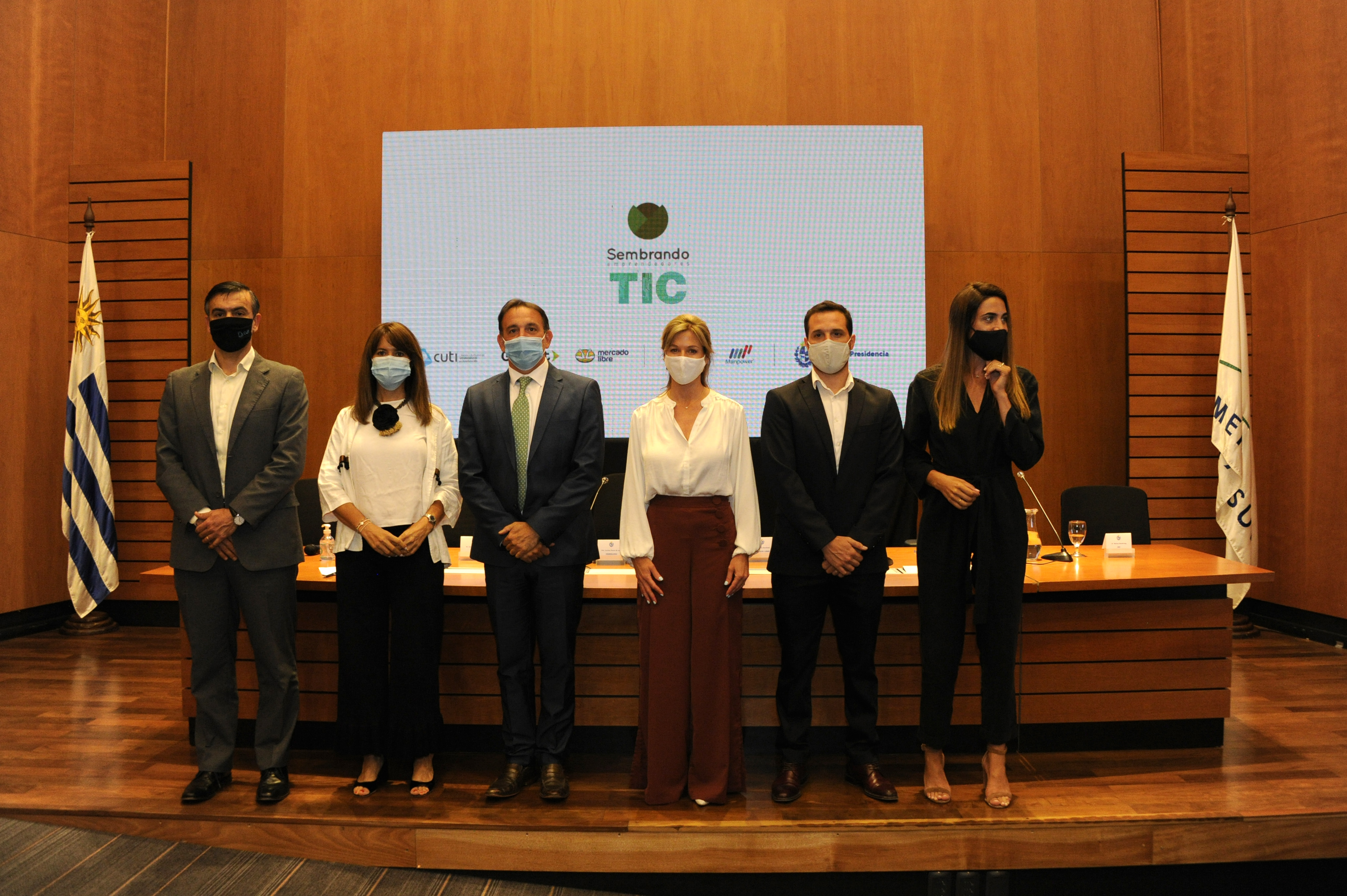 Autoridades en presentación de 600 becas de programadores junior destinadas a jóvenes de entre 18 y 25 años