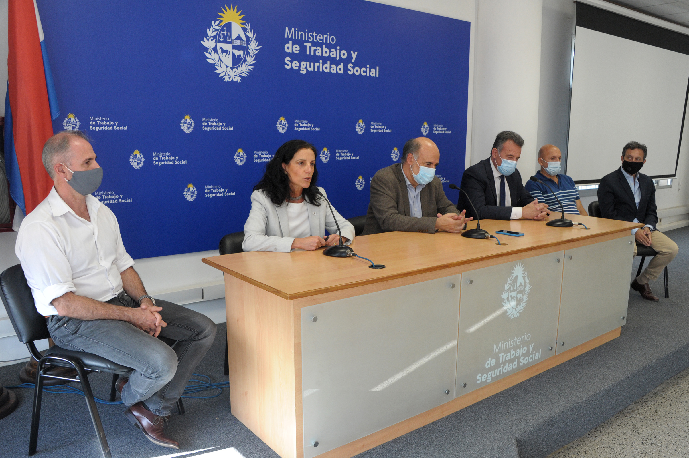 Ministra de Economía y Finanzas, Azucena Arbeleche, dirigiéndose a los presentes
