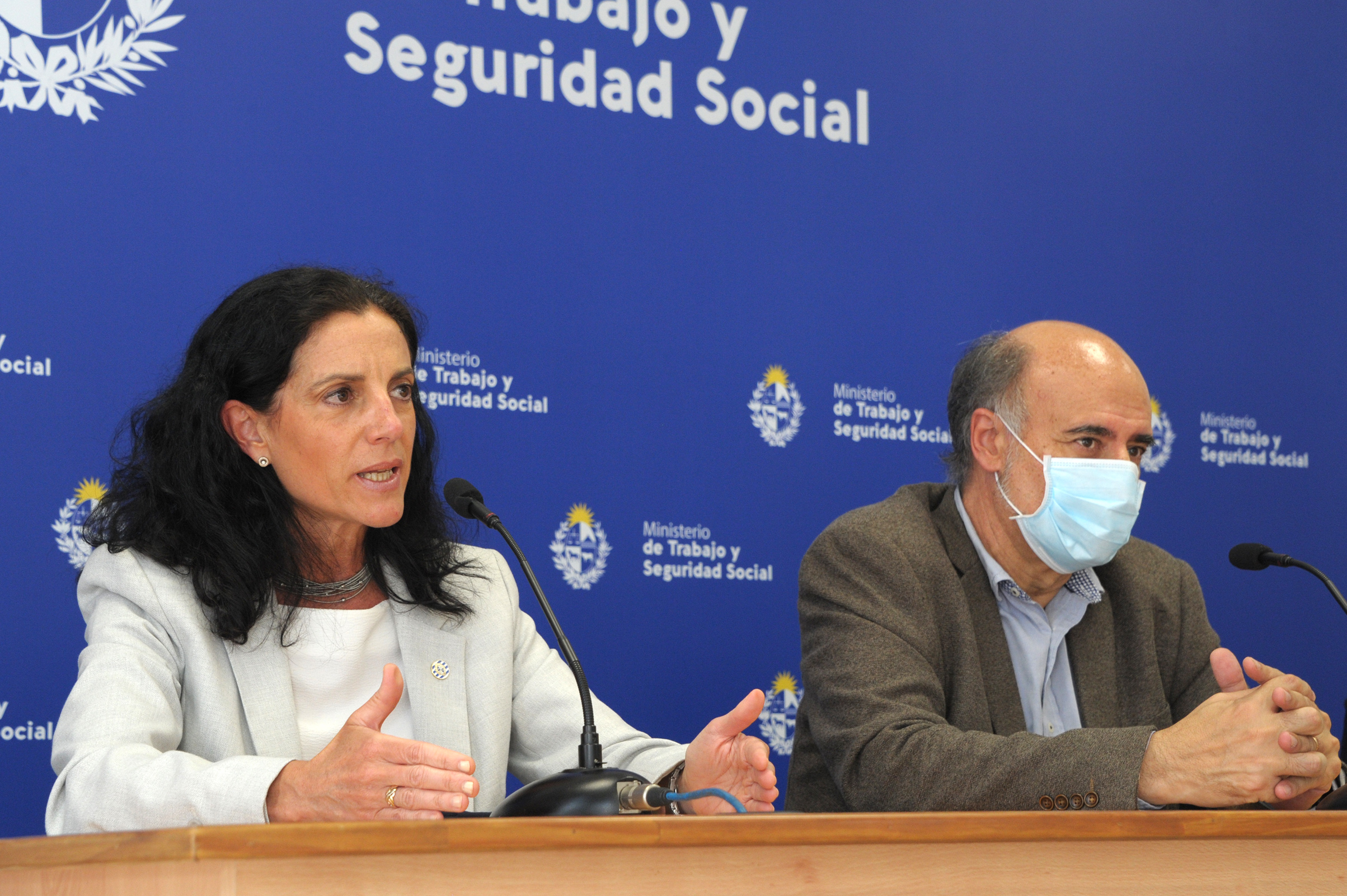 Ministra de Economía y Finanzas, Azucena Arbeleche, dirigiéndose a los presentes