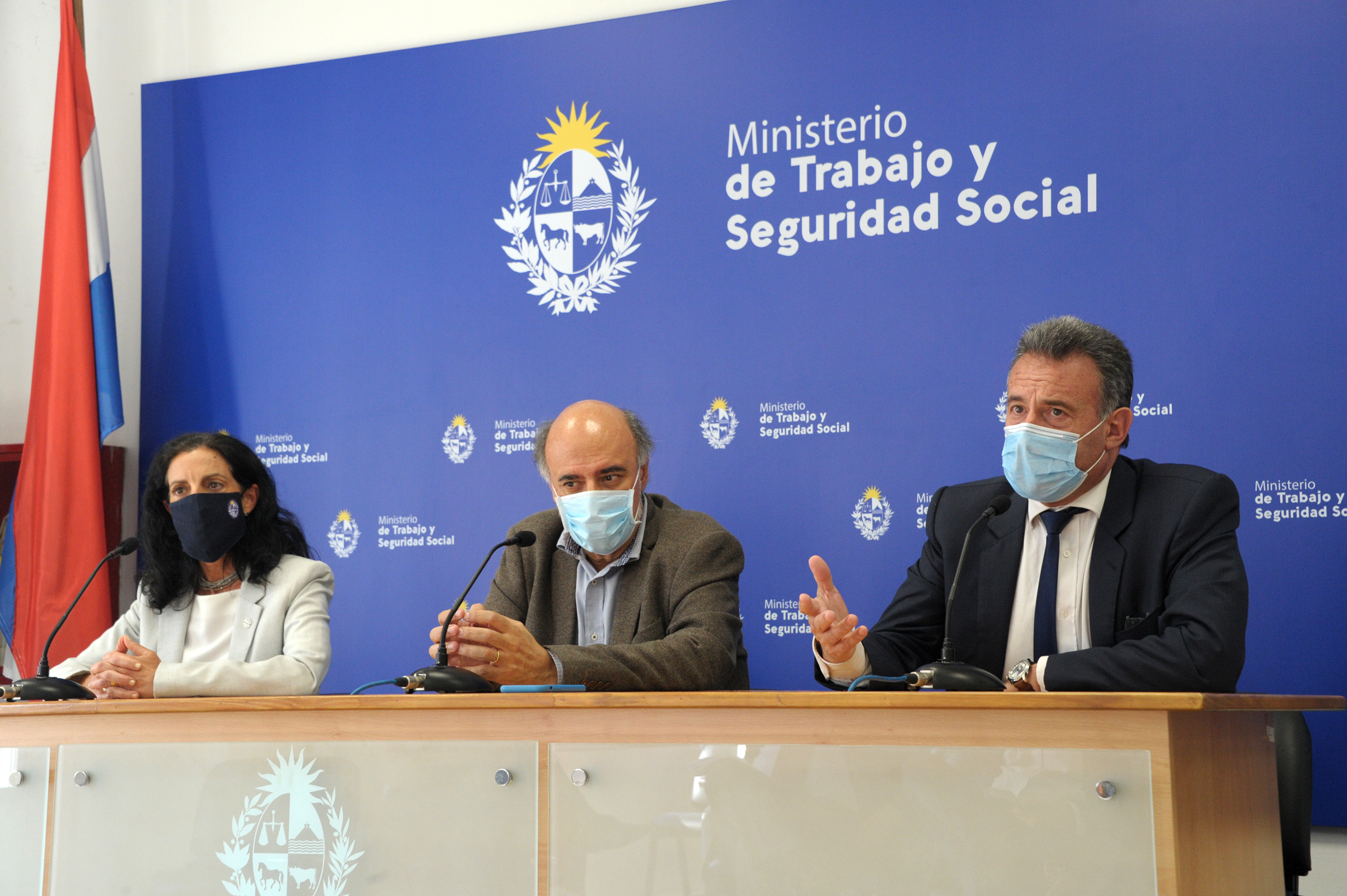Ministro de Salud Pública, Daniel Salinas, haciendo uso de la palabra