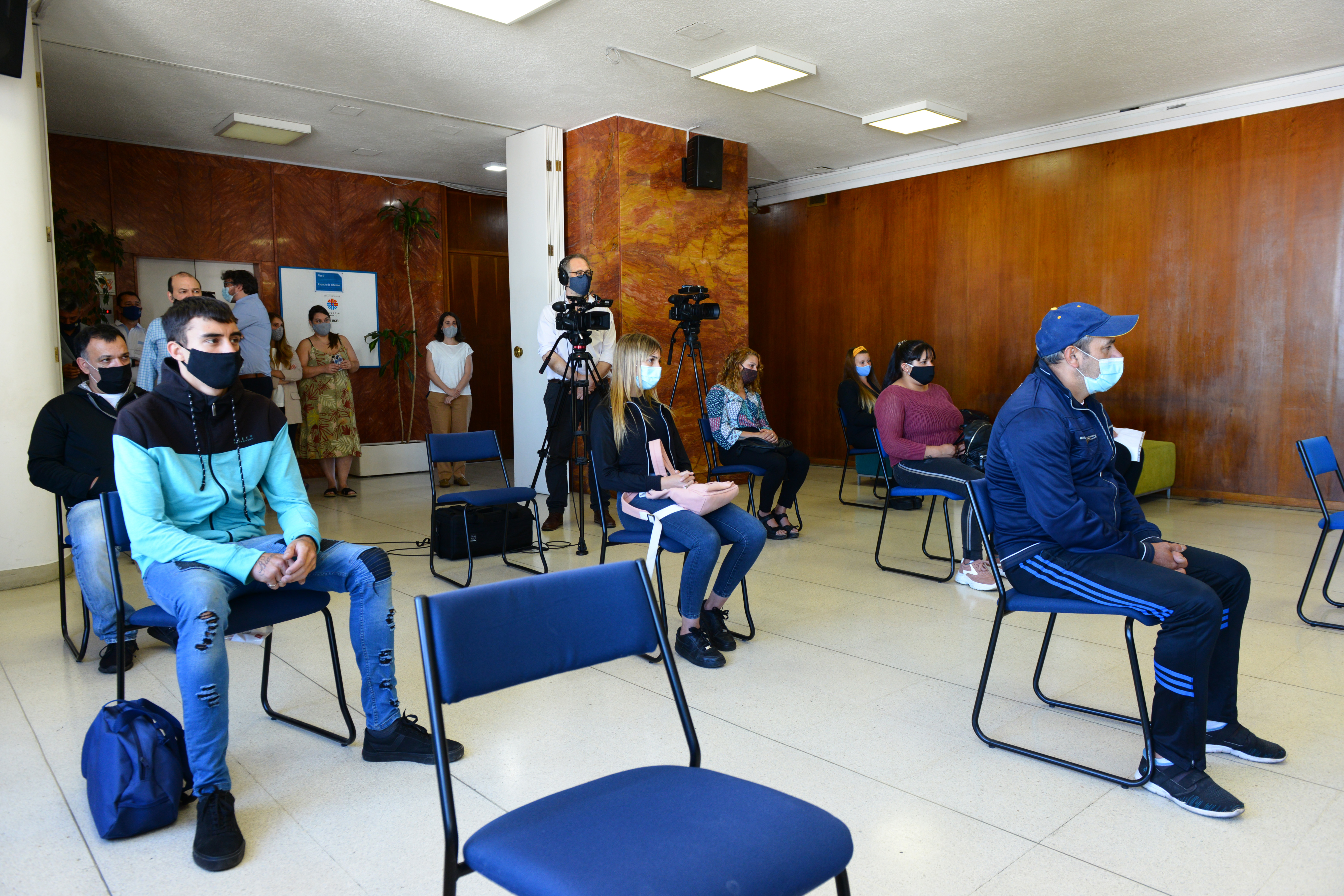 Autoridades del Mides y el Correo en firma de acuerdo