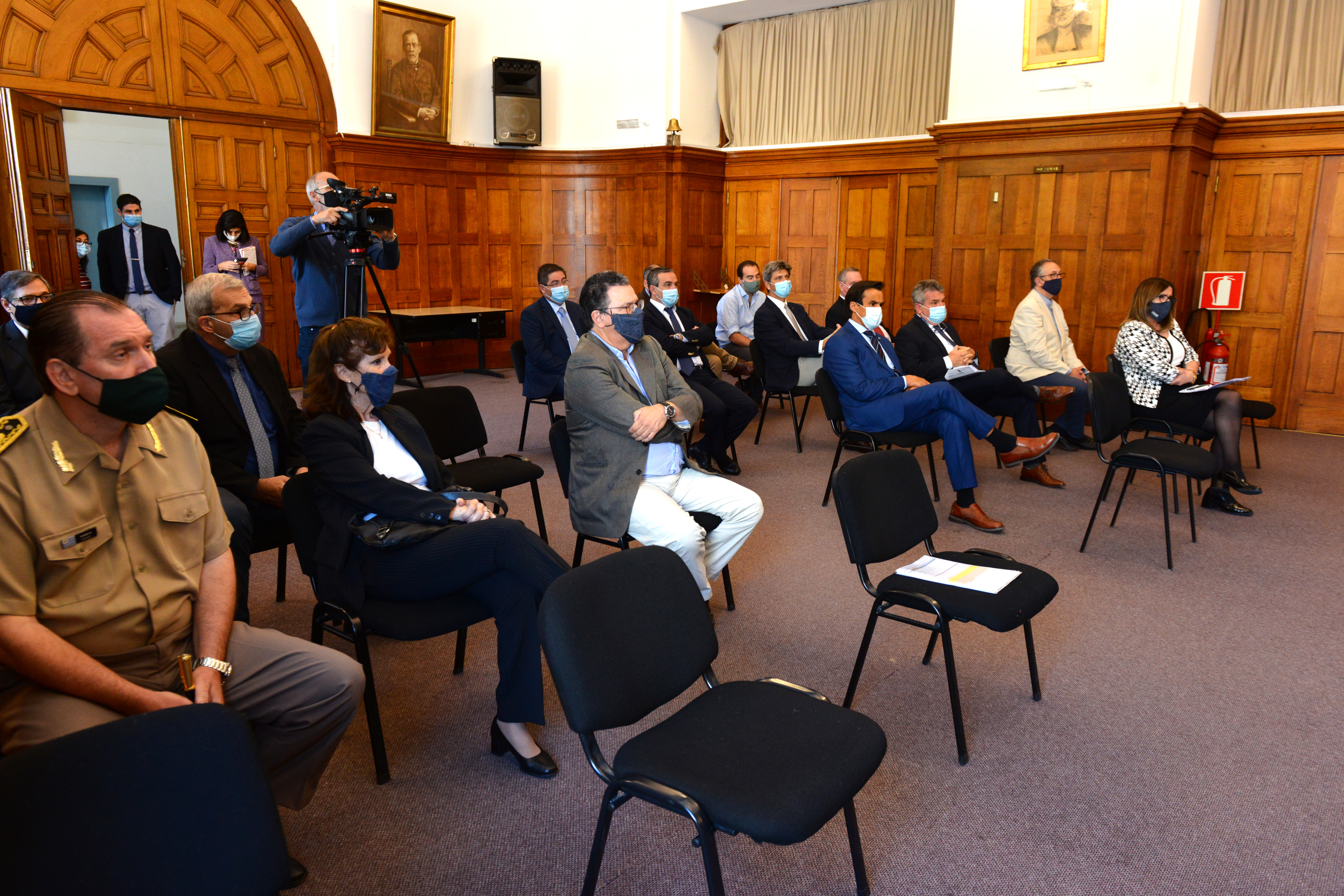 Ministro Salinas en acto de entrega de respiradores