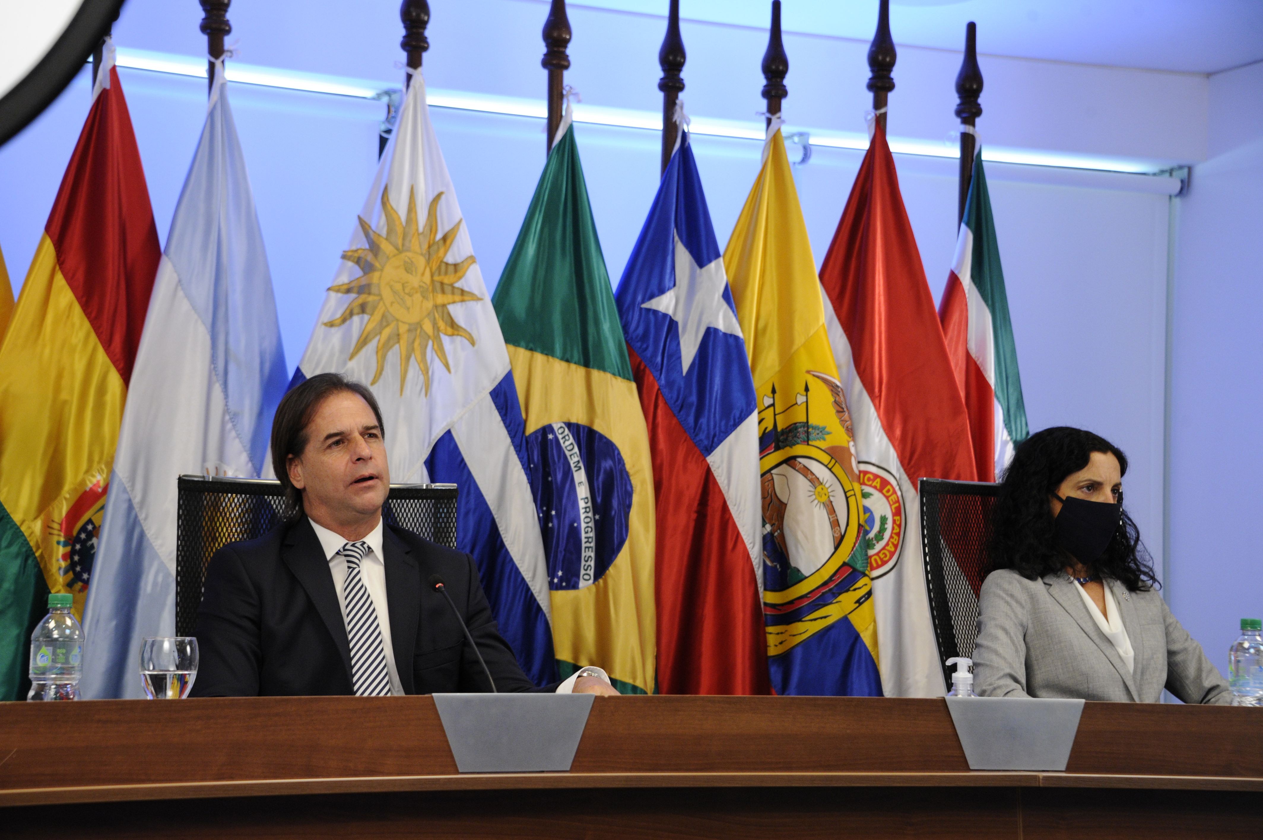 Presidente Lacalle Pou, acompañado por la ministra de Economía, Azucena Arbeleche