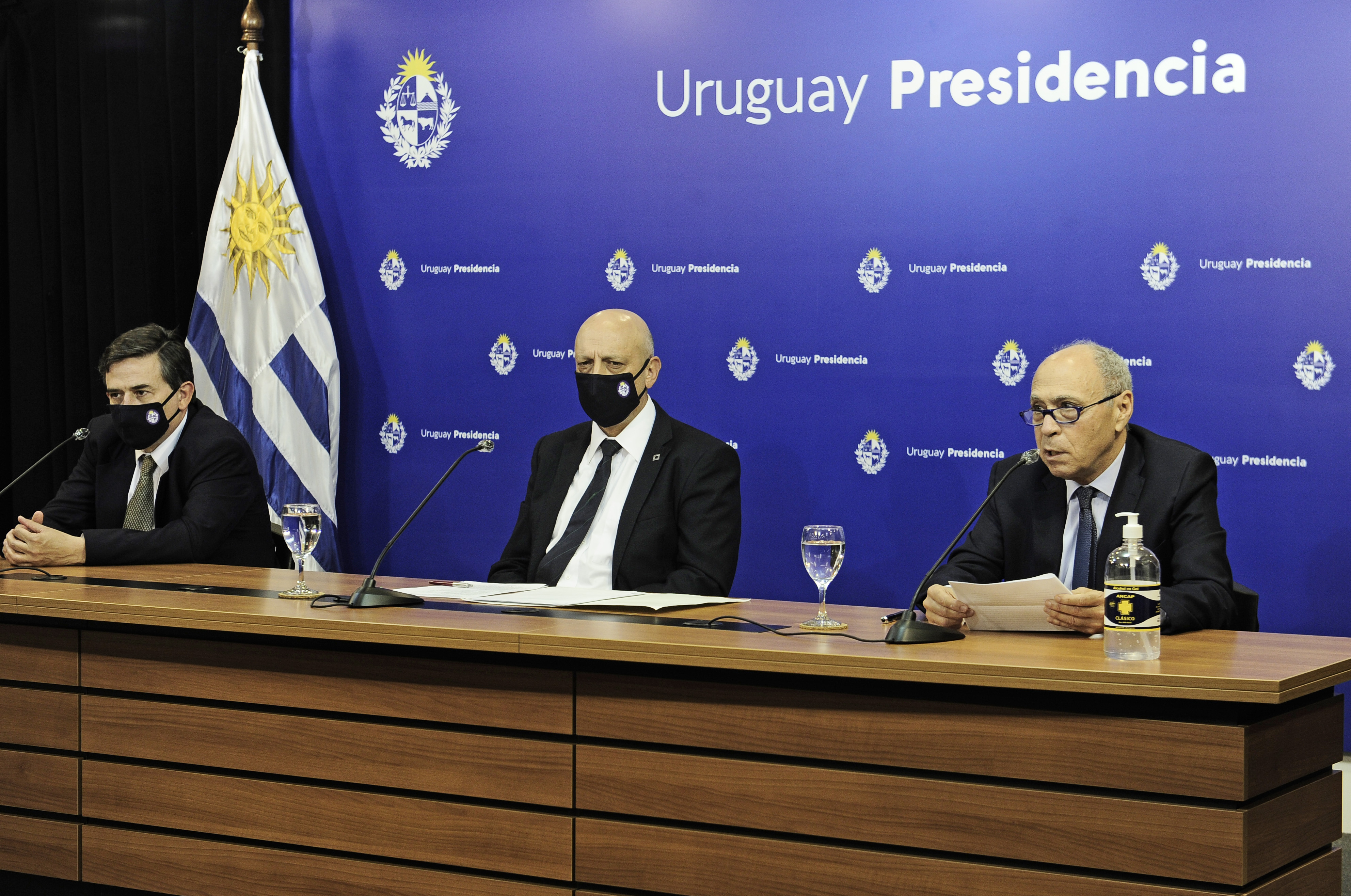 Fernando Paganini, Rafael Radi y Henry Cohen, en conferencia de prensa