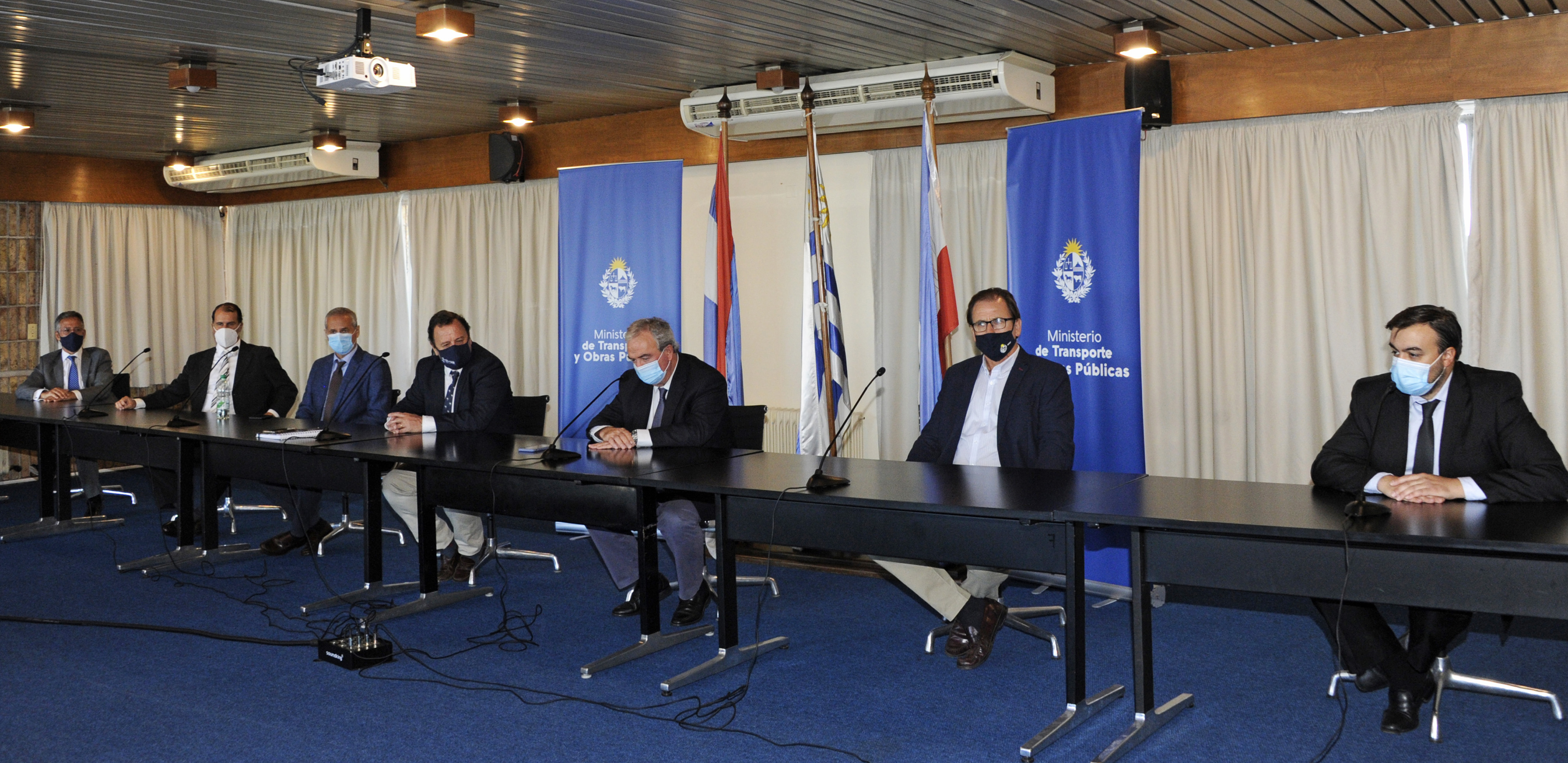 Autoridades en firma del contrato con el Consorcio San José