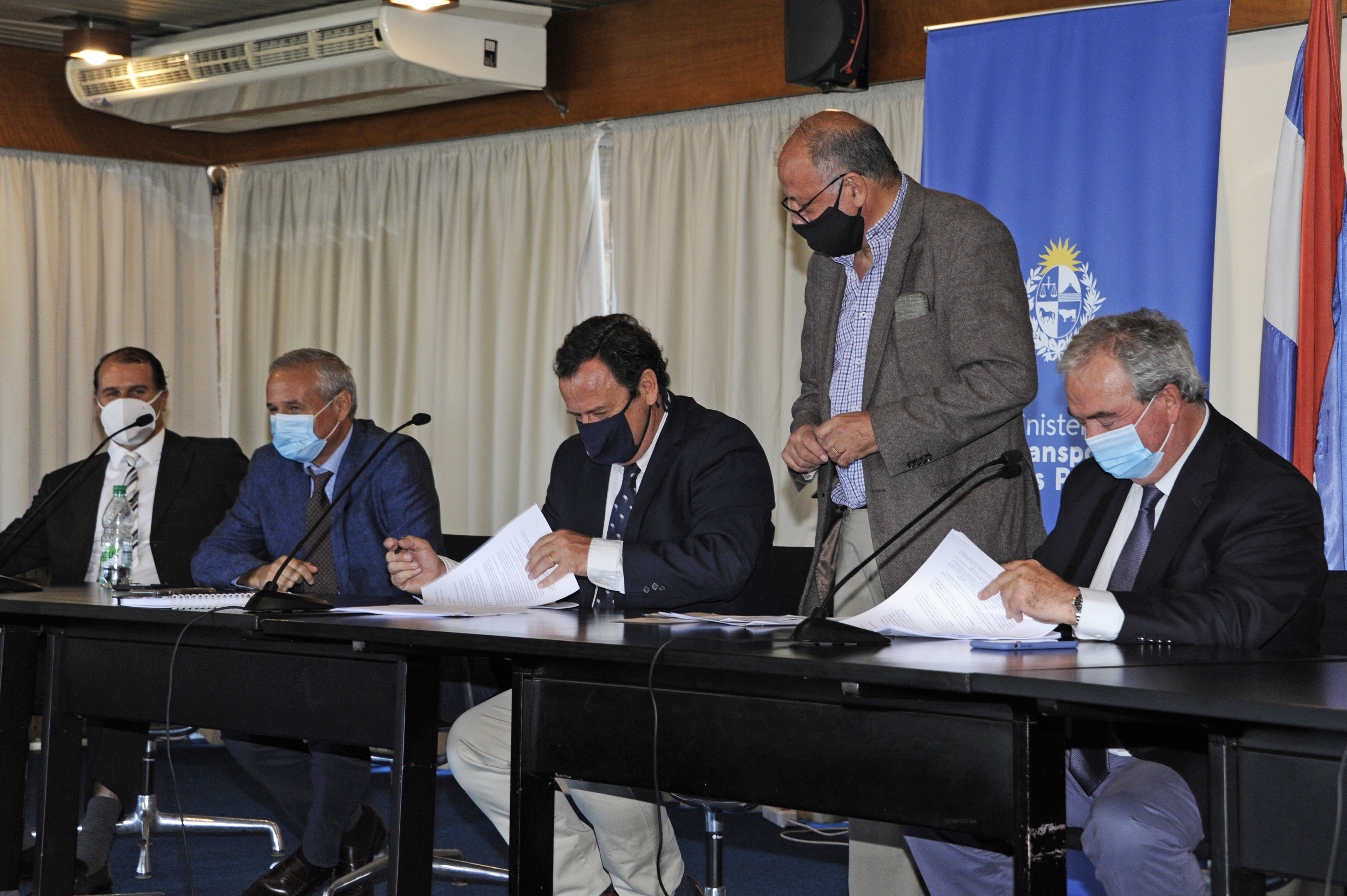Autoridades en firma del contrato con el Consorcio San José