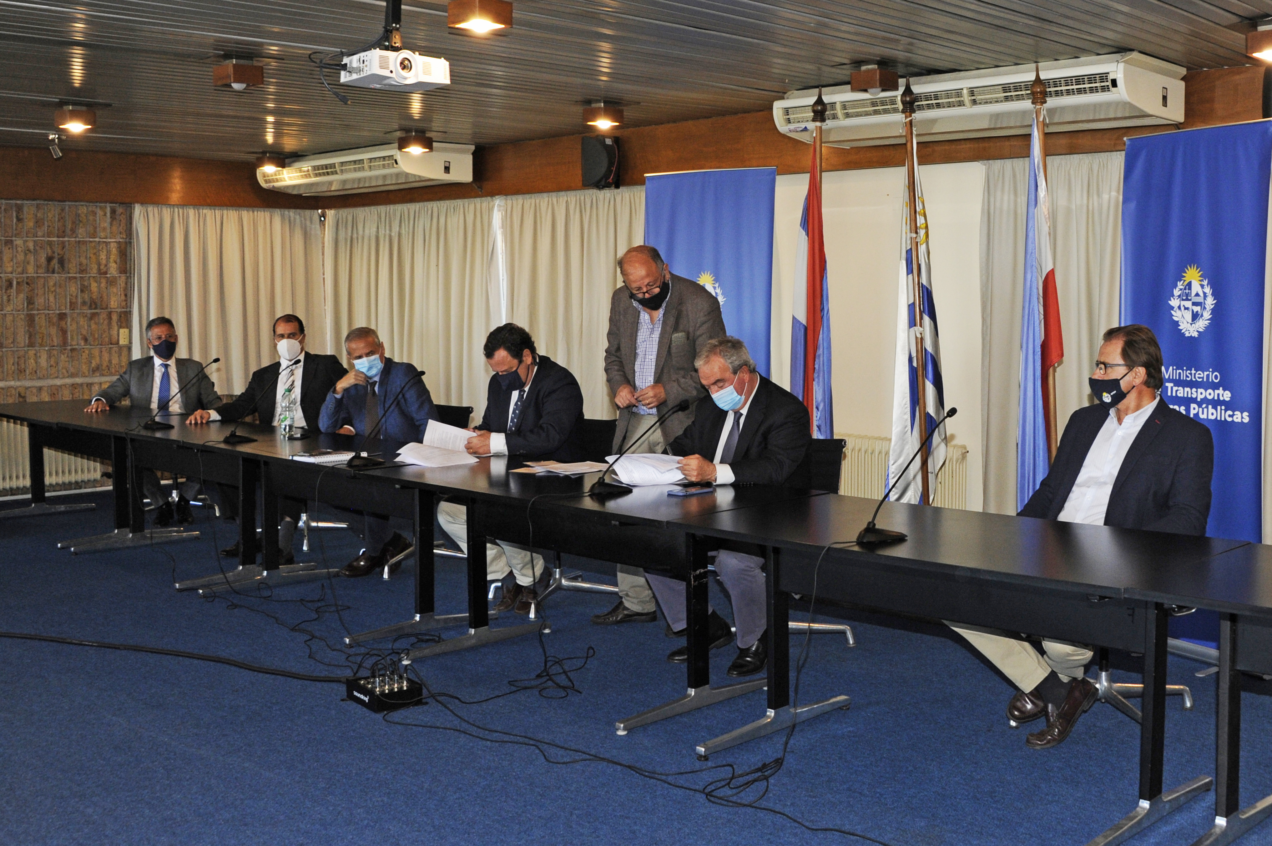 Autoridades en firma del contrato con el Consorcio San José