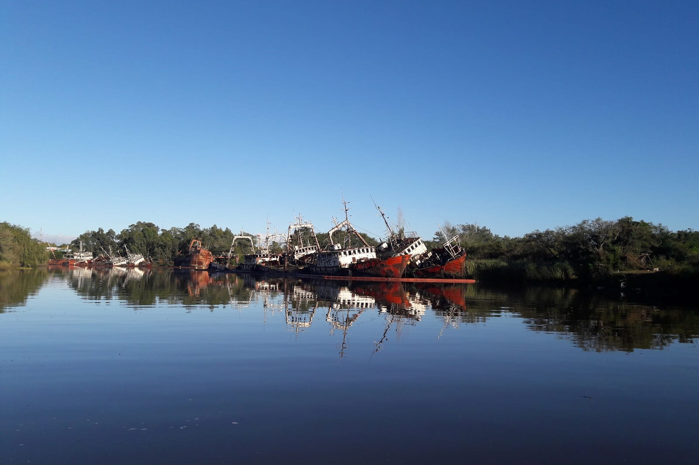 Desguace y retiro de seis barcos del arroyo Las Vacas en Carmelo