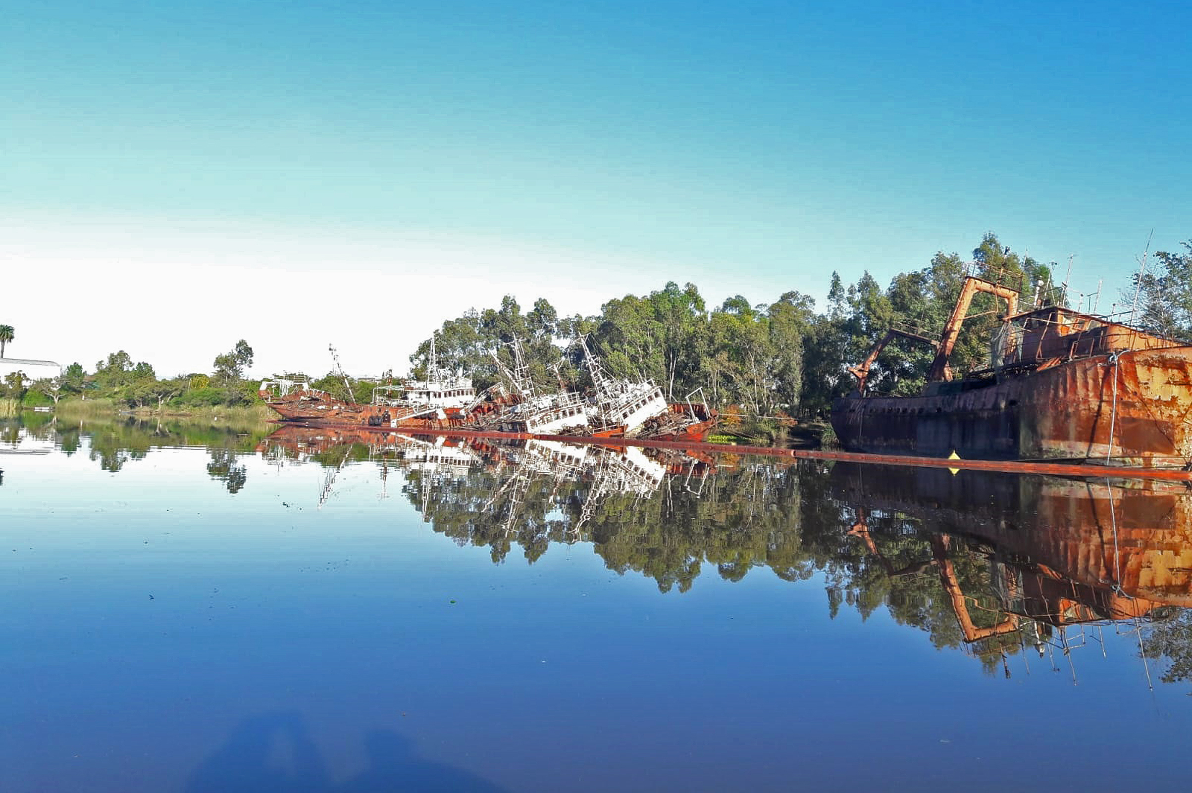 Desguace y retiro de seis barcos del arroyo Las Vacas, en Carmelo