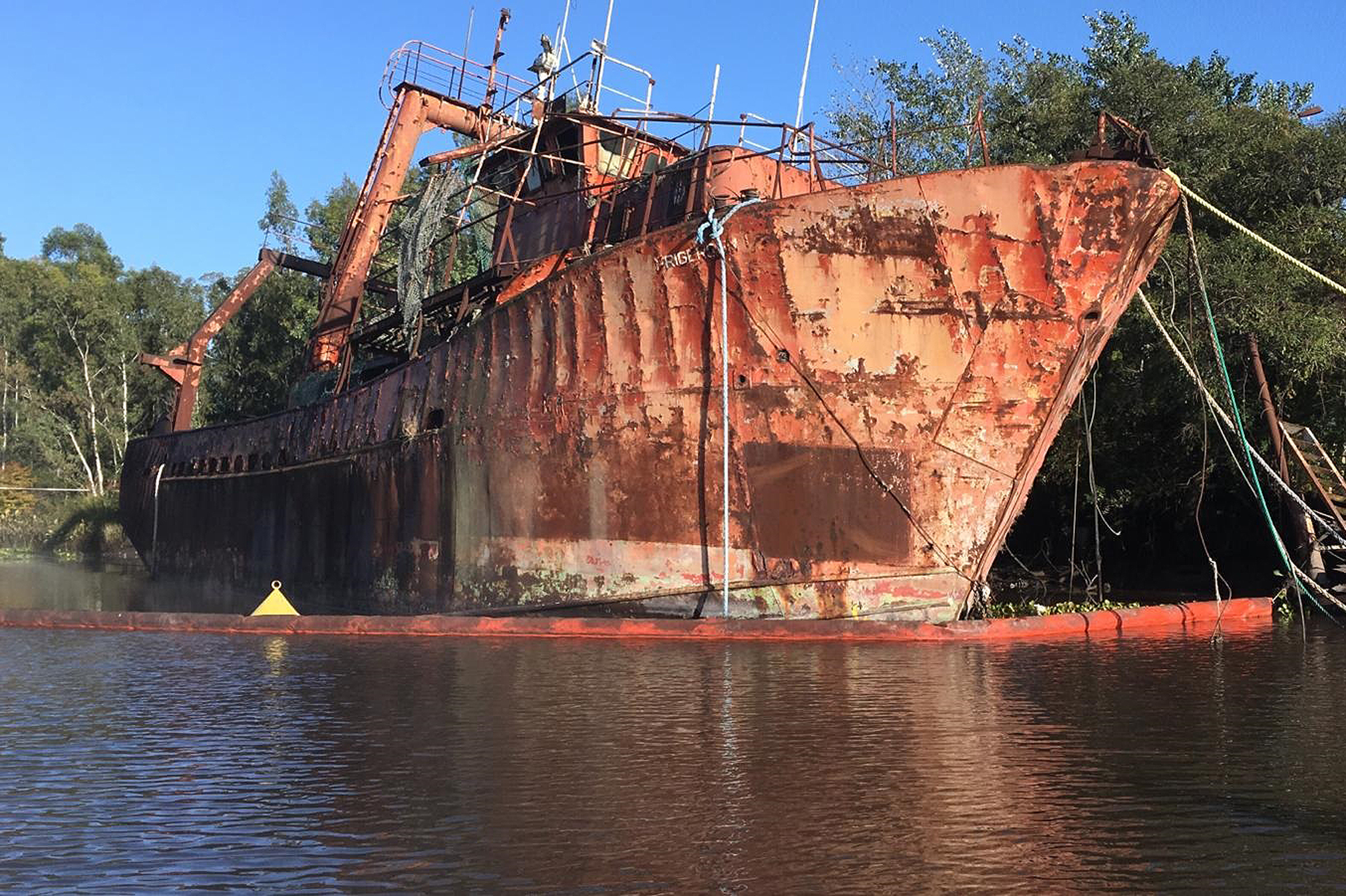 Desguace y retiro de seis barcos del arroyo Las Vacas, en Carmelo