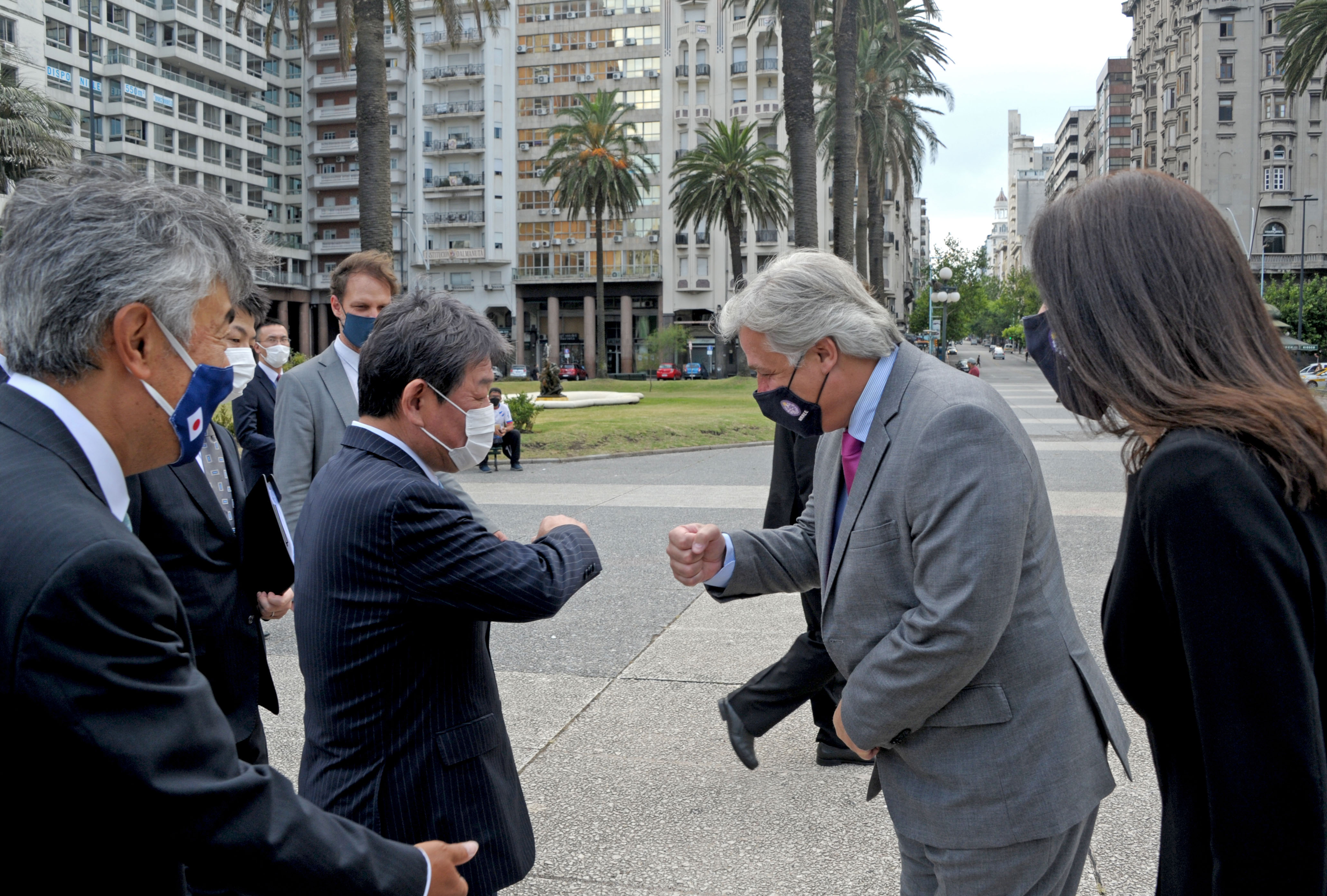 Toshimitsu Motegi es recibido por el canciller Francisco Bustillo