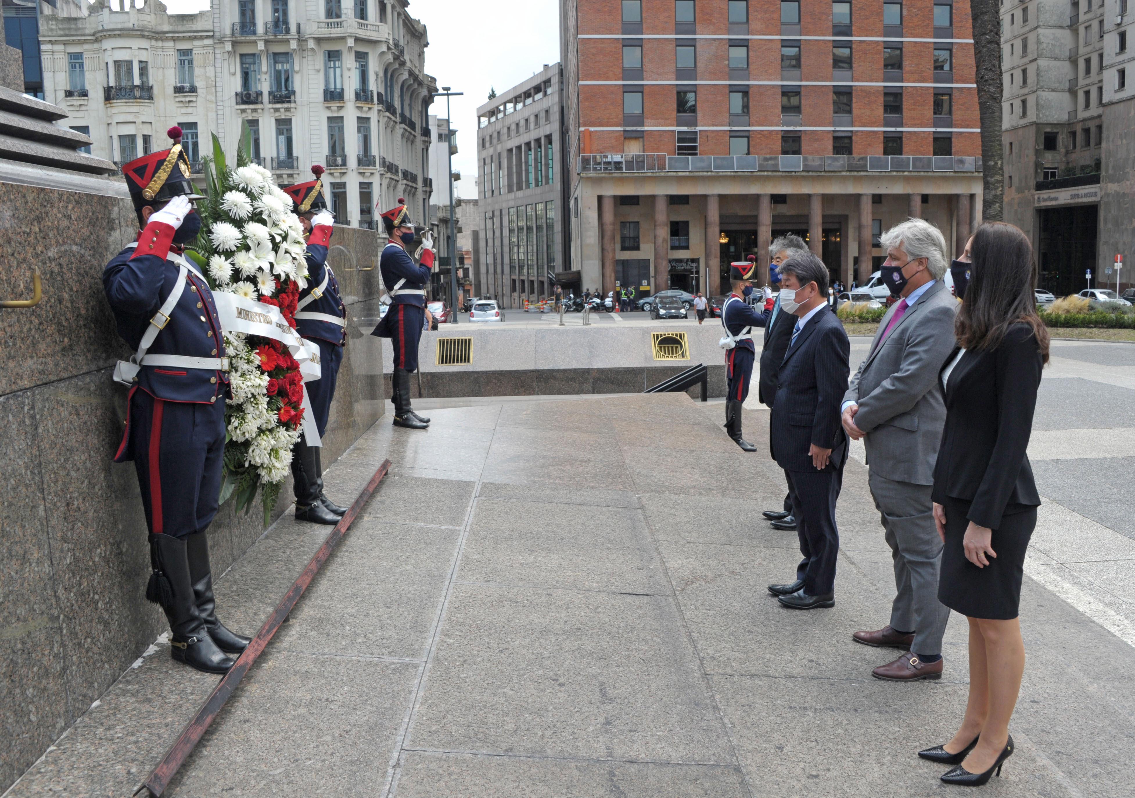 Acto de colocación de una ofrenda floral al pie del monumento al Gral. José Artigas