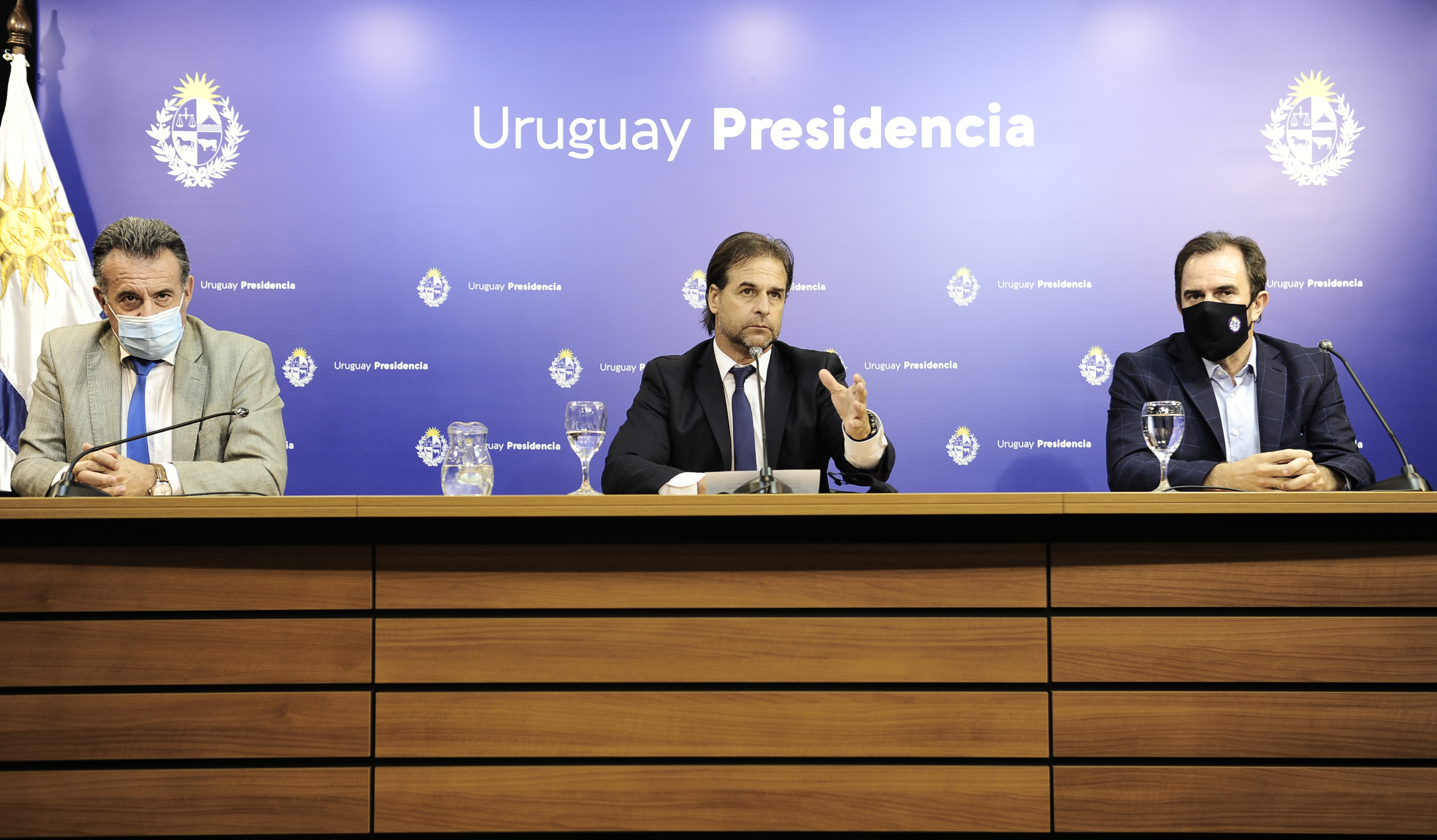 Presidente Luis Lacalle Pou acompañado por los ministros de Salud Pública, Daniel Salinas, y de Turismo, Germán Cardoso