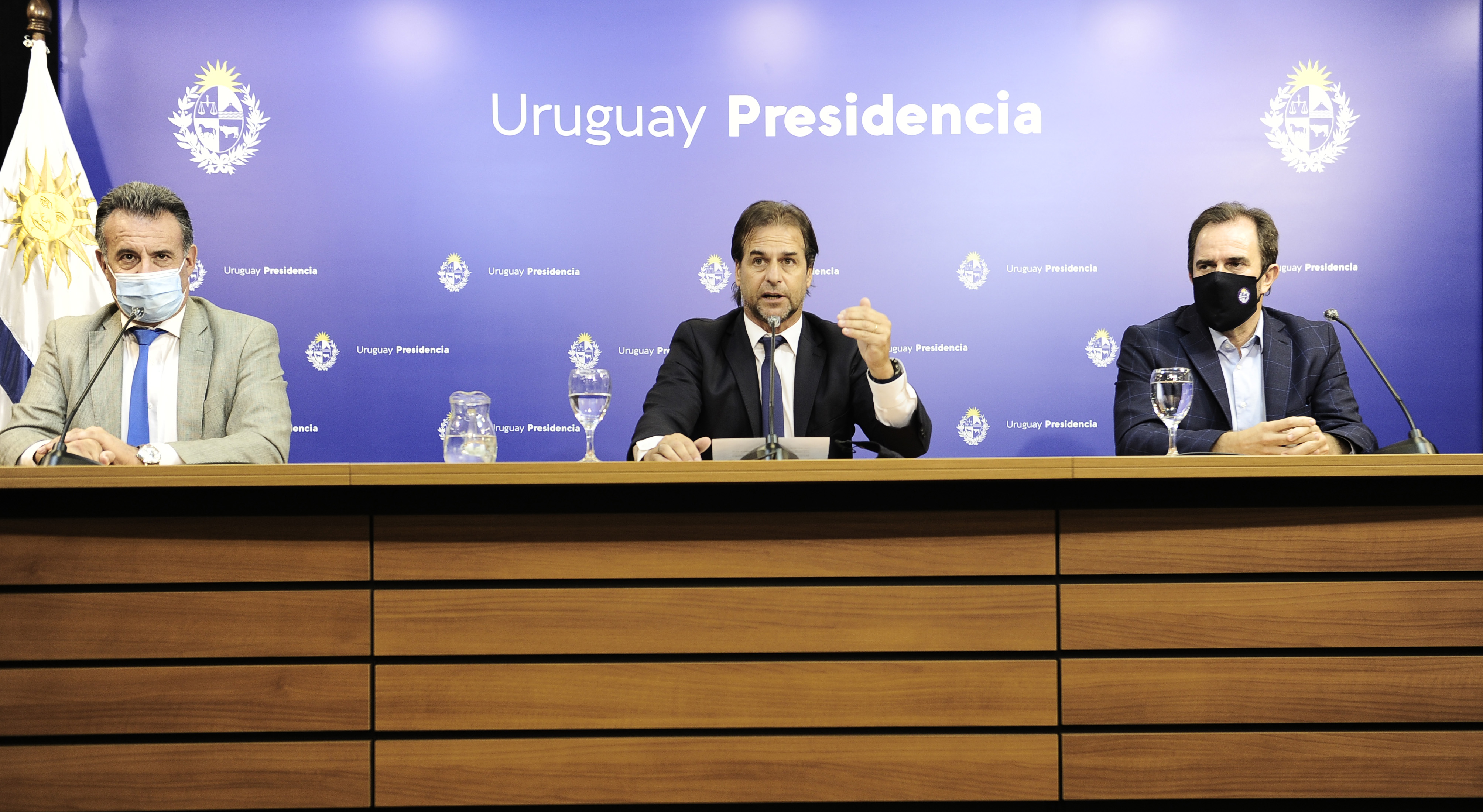Presidente Luis Lacalle Pou acompañado por los ministros de Salud Pública, Daniel Salinas, y de Turismo, Germán Cardoso