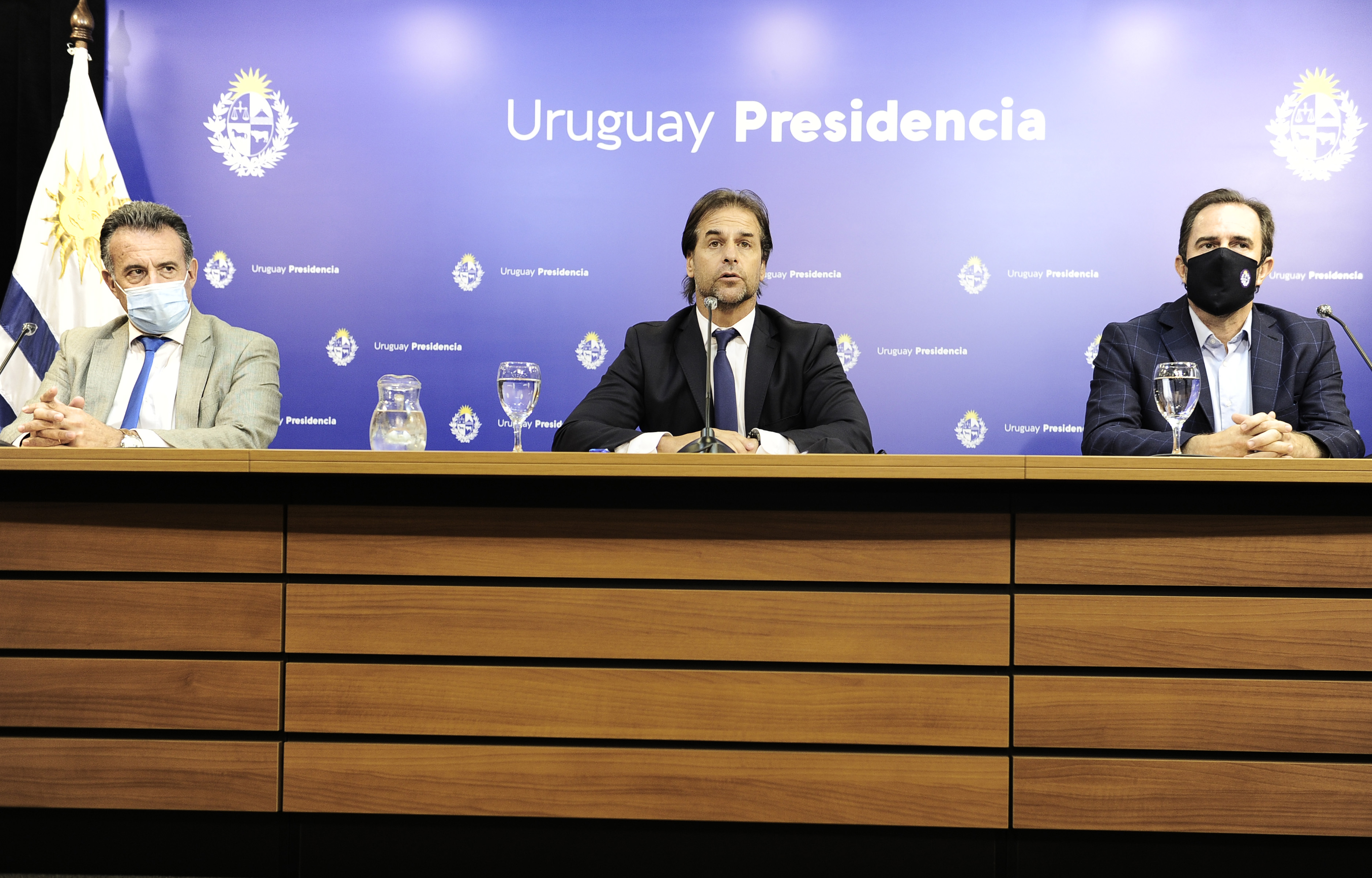 Presidente Luis Lacalle Pou acompañado por los ministros de Salud Pública, Daniel Salinas, y de Turismo, Germán Cardoso