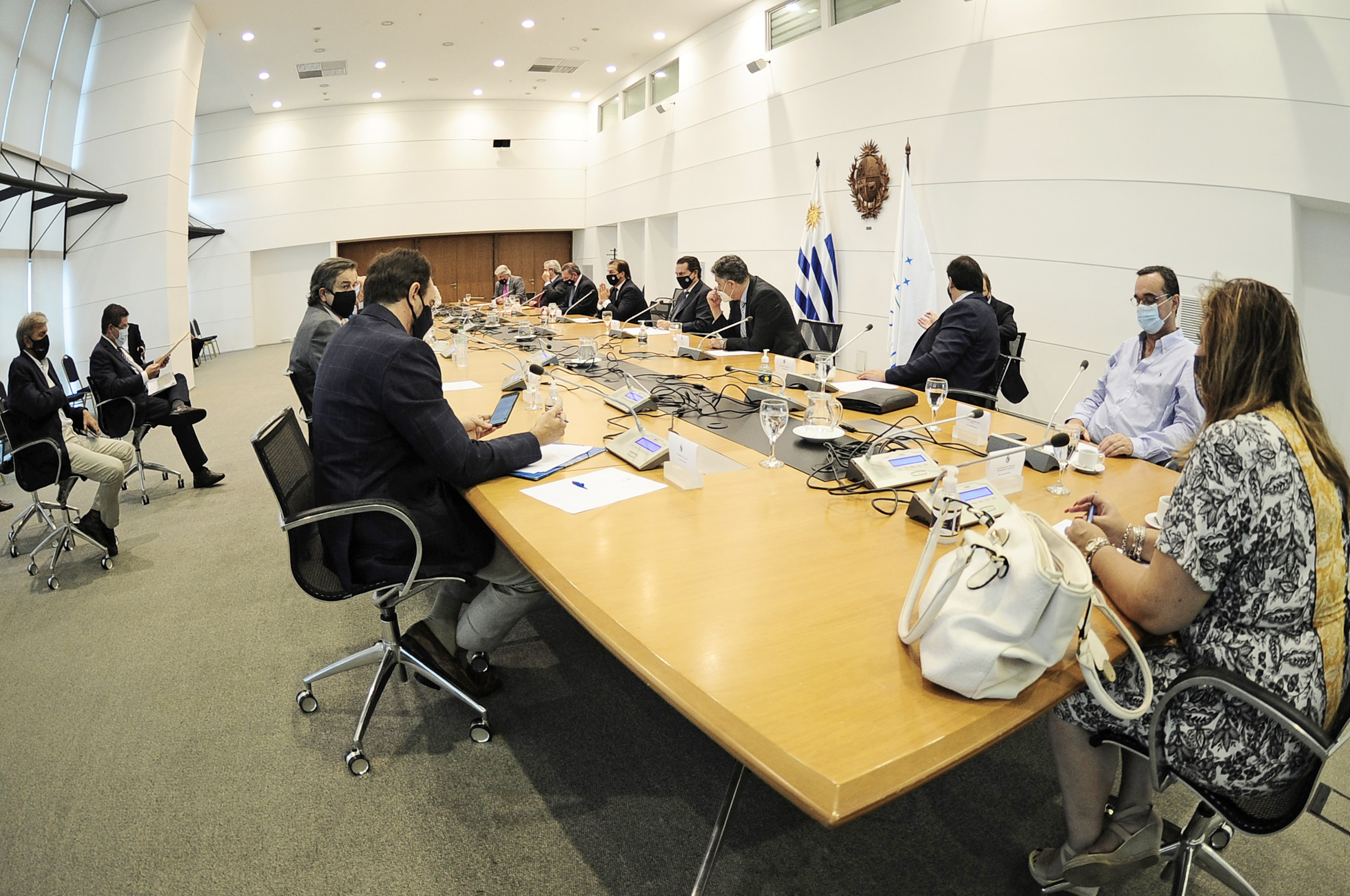Presidente Luis Lacalle Pou encabeza el Consejo de Ministros en el piso 11 de la Torre Ejecutiva