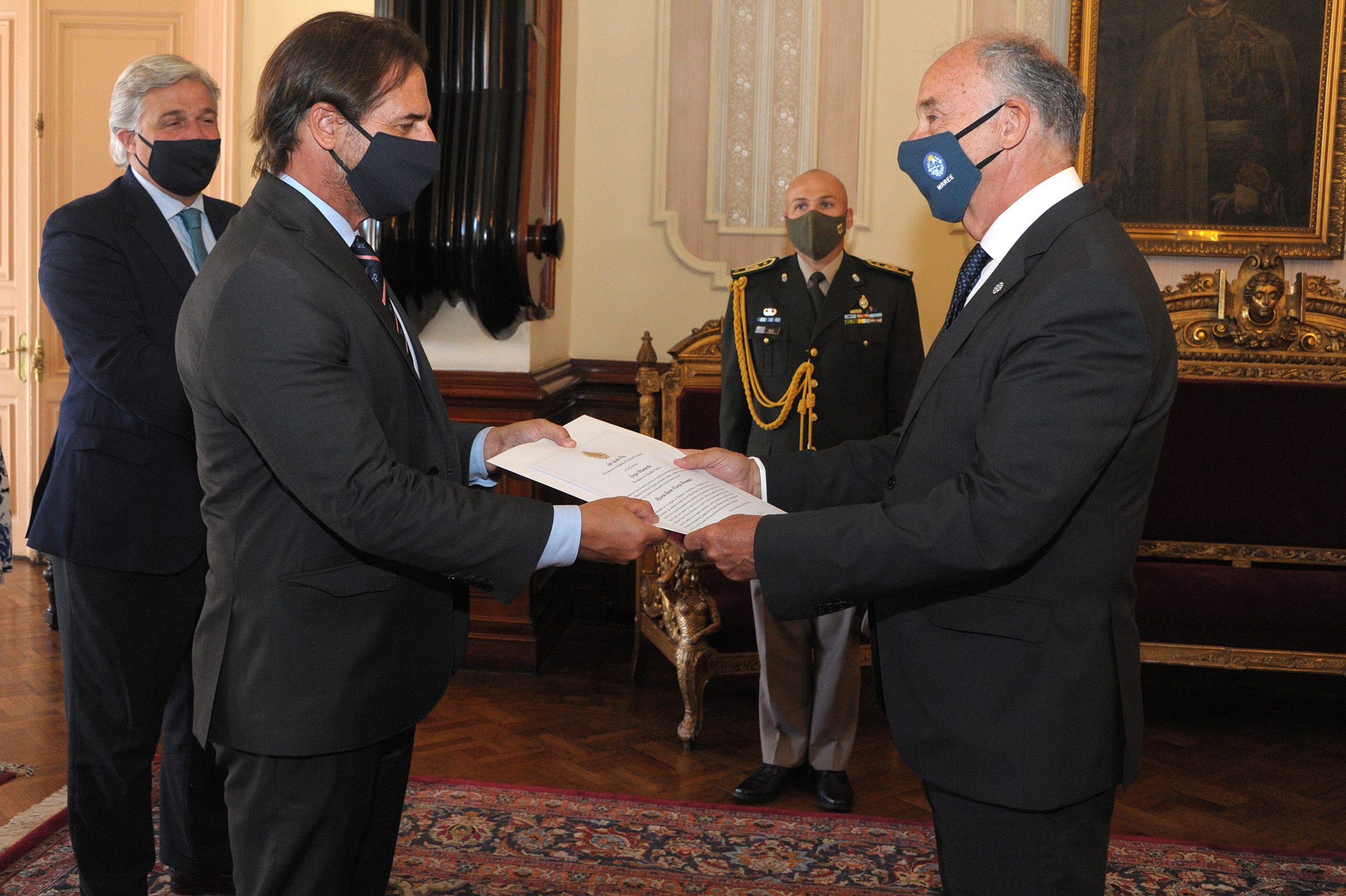 Presidente Lacalle Pou entregó pabellón nacional y cartas credenciales a los embajadores en Ecuador, Italia y Perú
