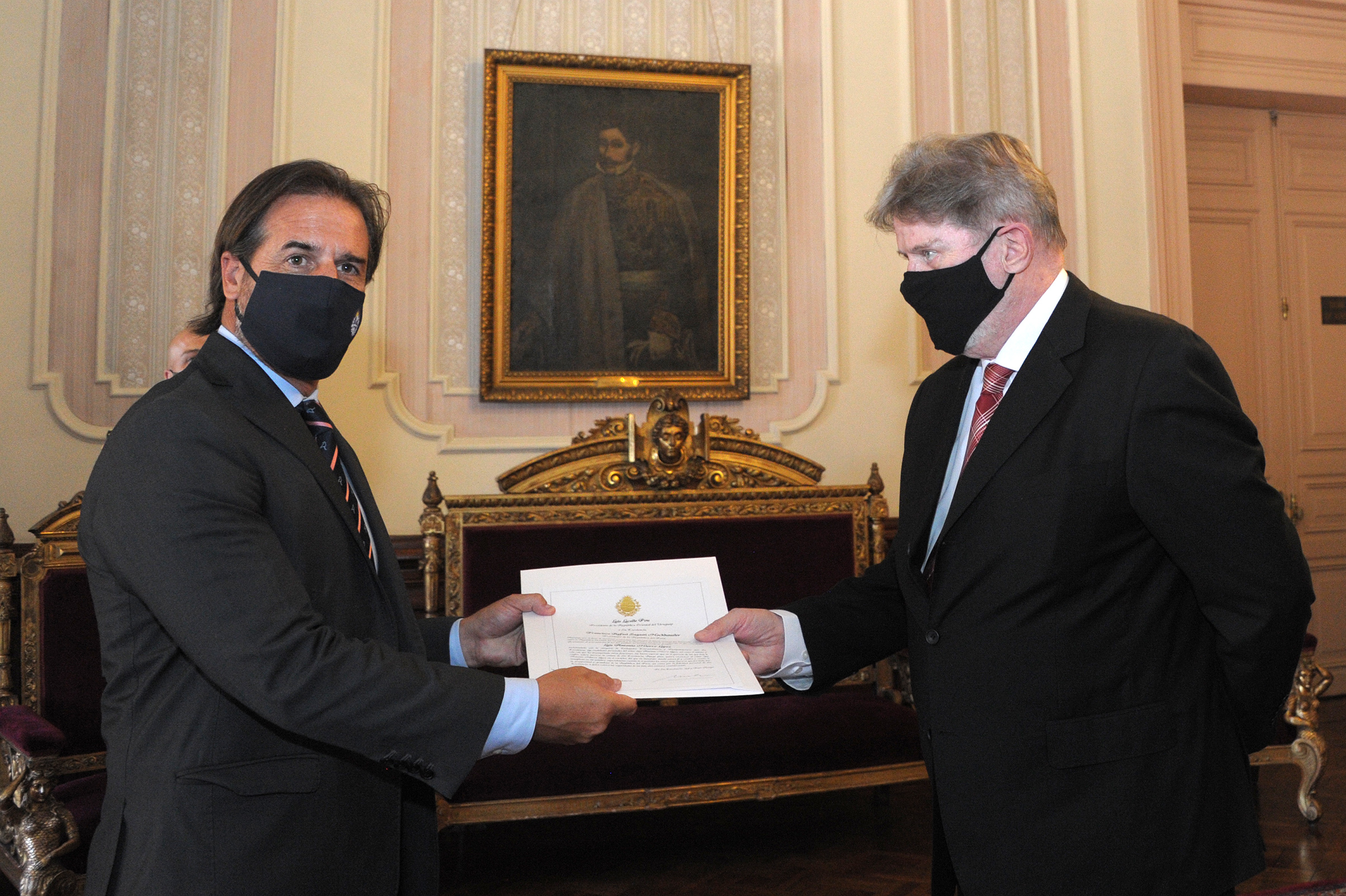 Presidente Lacalle Pou entregó pabellón nacional y cartas credenciales a los embajadores en Ecuador, Italia y Perú