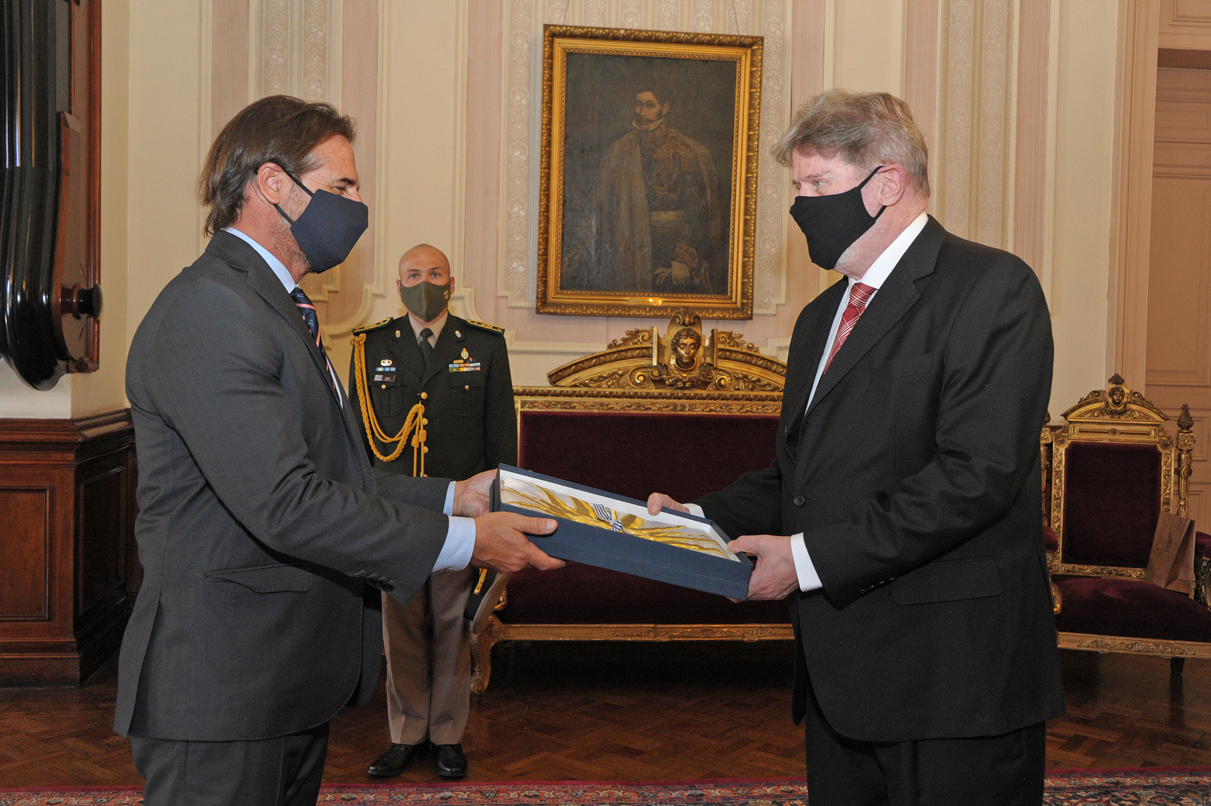 Presidente Lacalle Pou entregó pabellón nacional y cartas credenciales a los embajadores en Ecuador, Italia y Perú