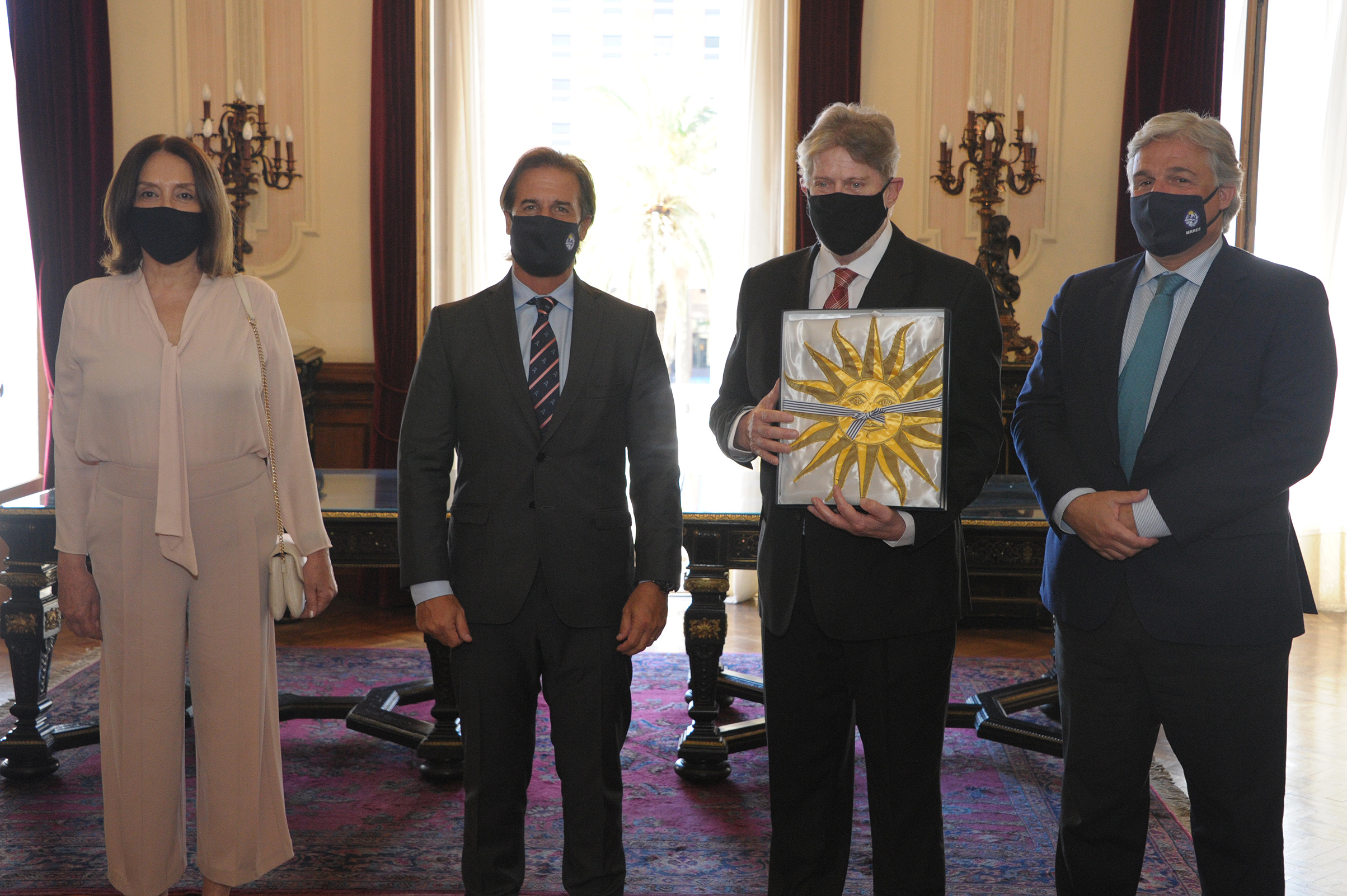 Presidente Lacalle Pou entregó pabellón nacional y cartas credenciales a los embajadores en Ecuador, Italia y Perú