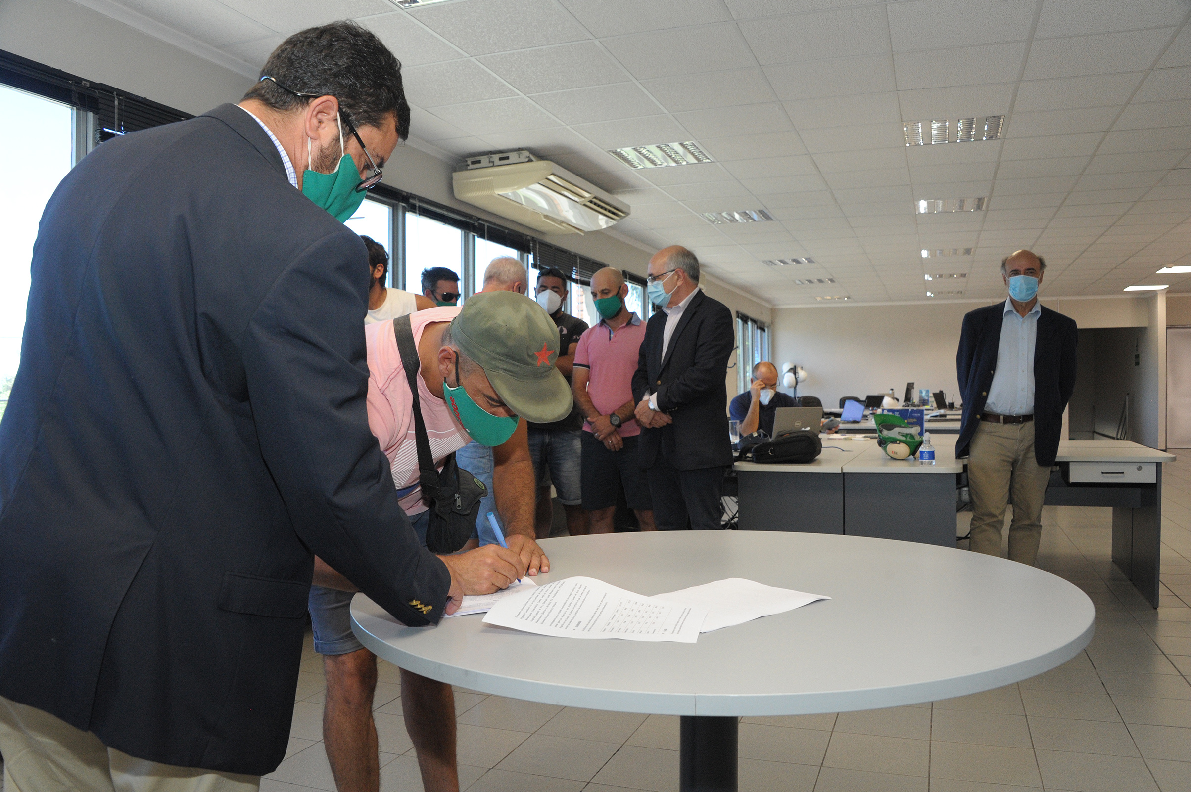 Firma de acuerdo entre representantes del Grupo Minerva Foods y representantes del Sindicato del Frigorífico Canelones