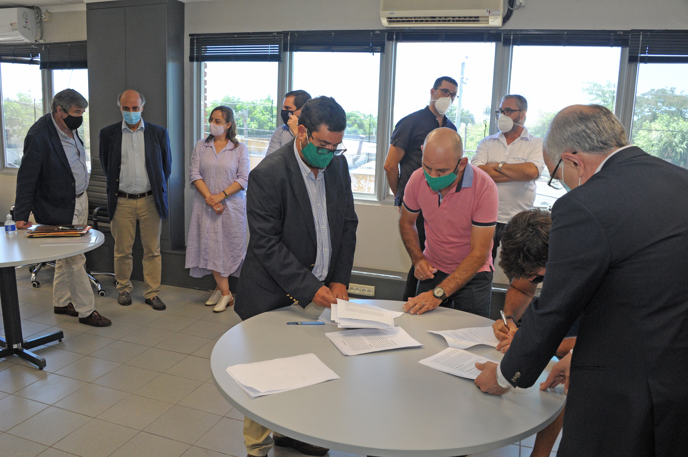 Firma de acuerdo entre representantes del Grupo Minerva Foods y representantes del Sindicato del Frigorífico Canelones