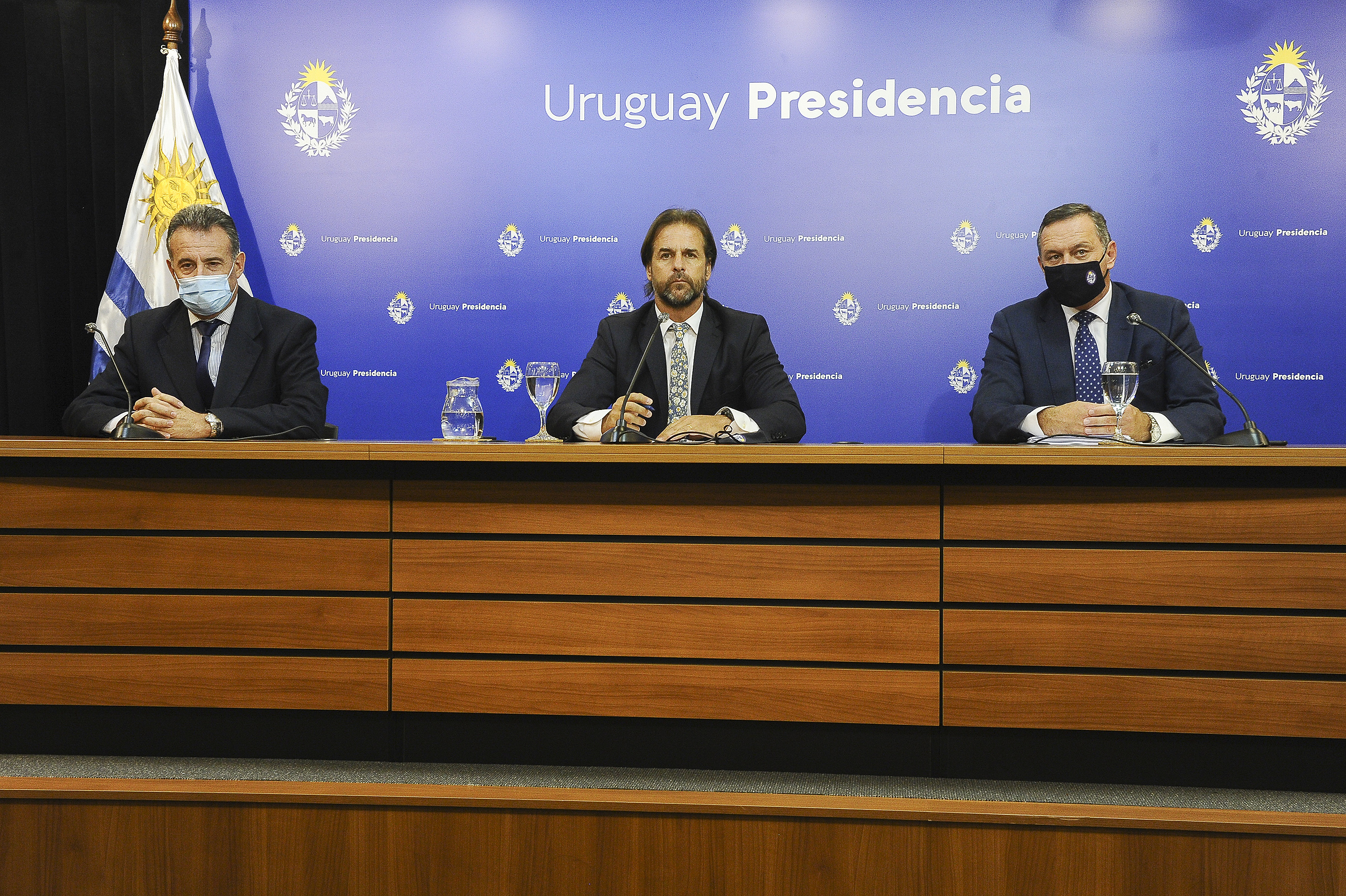 Ministro de Salud Pública, Daniel Salinas, presidente de la República, Luis Lacalle Pou, y secretario de Presidencia, Álvaro Delgado