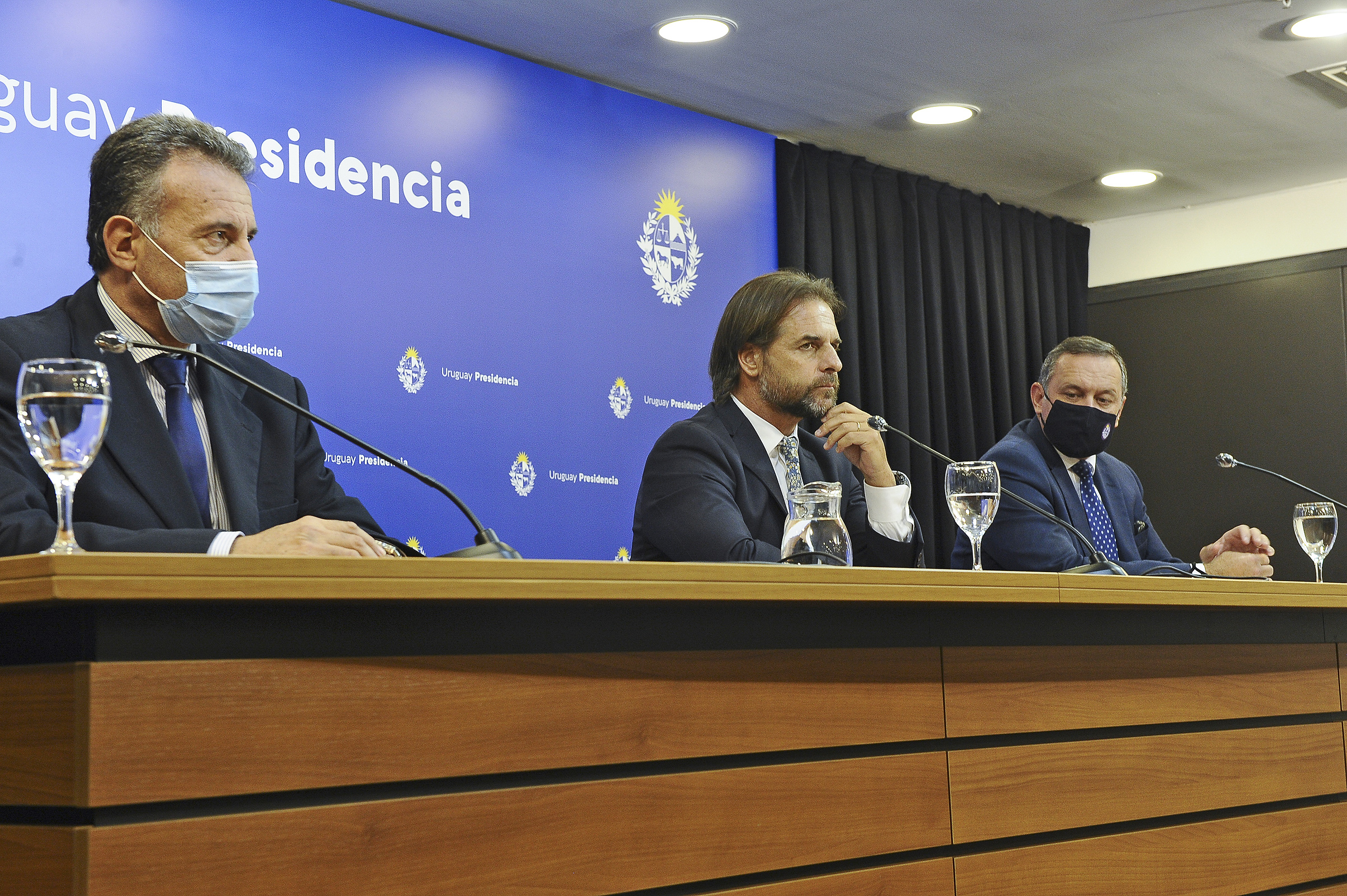 Ministro de Salud Pública, Daniel Salinas, presidente de la República, Luis Lacalle Pou, y secretario de Presidencia, Álvaro Delgado