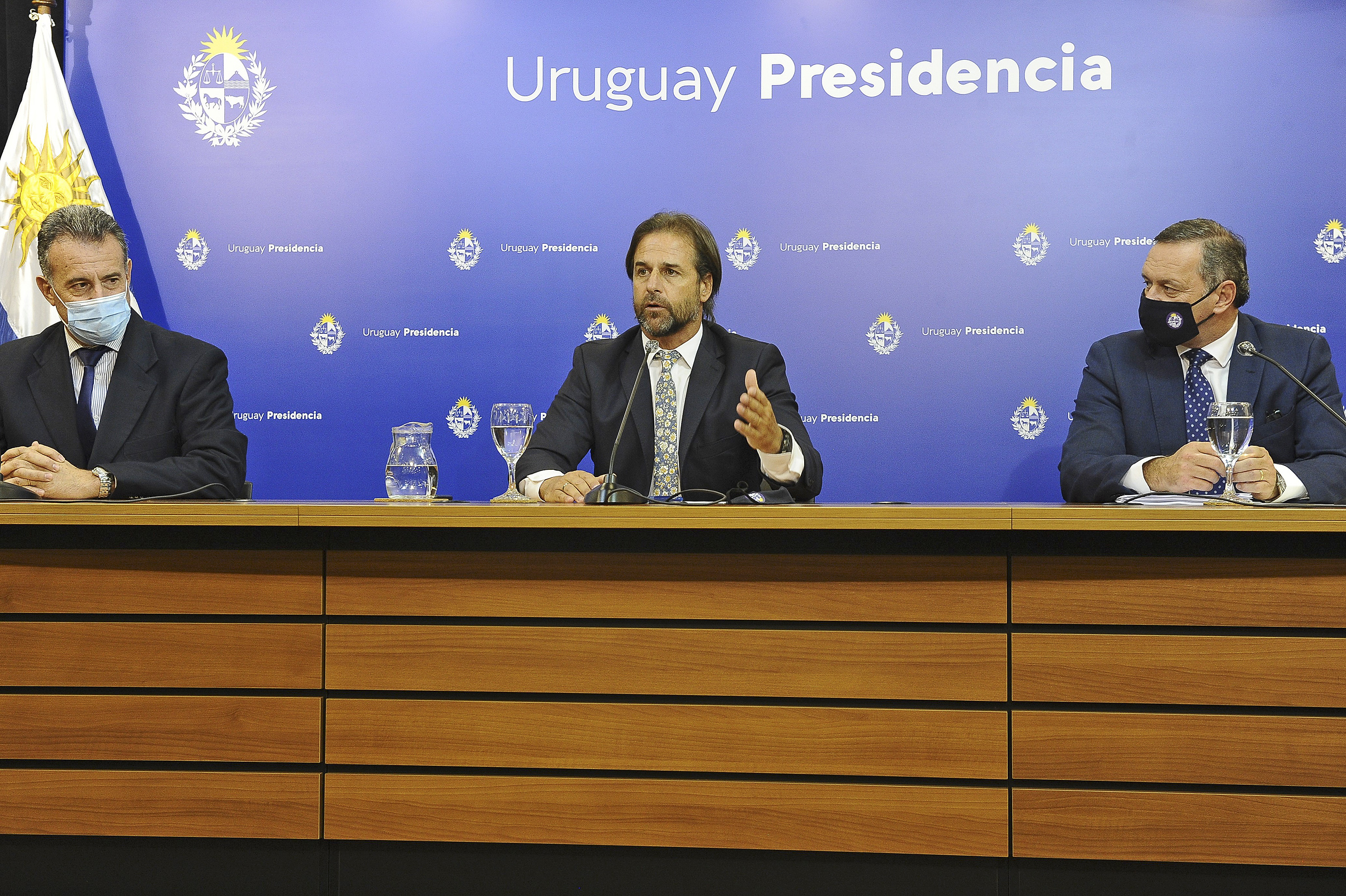 Ministro de Salud Pública, Daniel Salinas, presidente de la República, Luis Lacalle Pou, y secretario de Presidencia, Álvaro Delgado