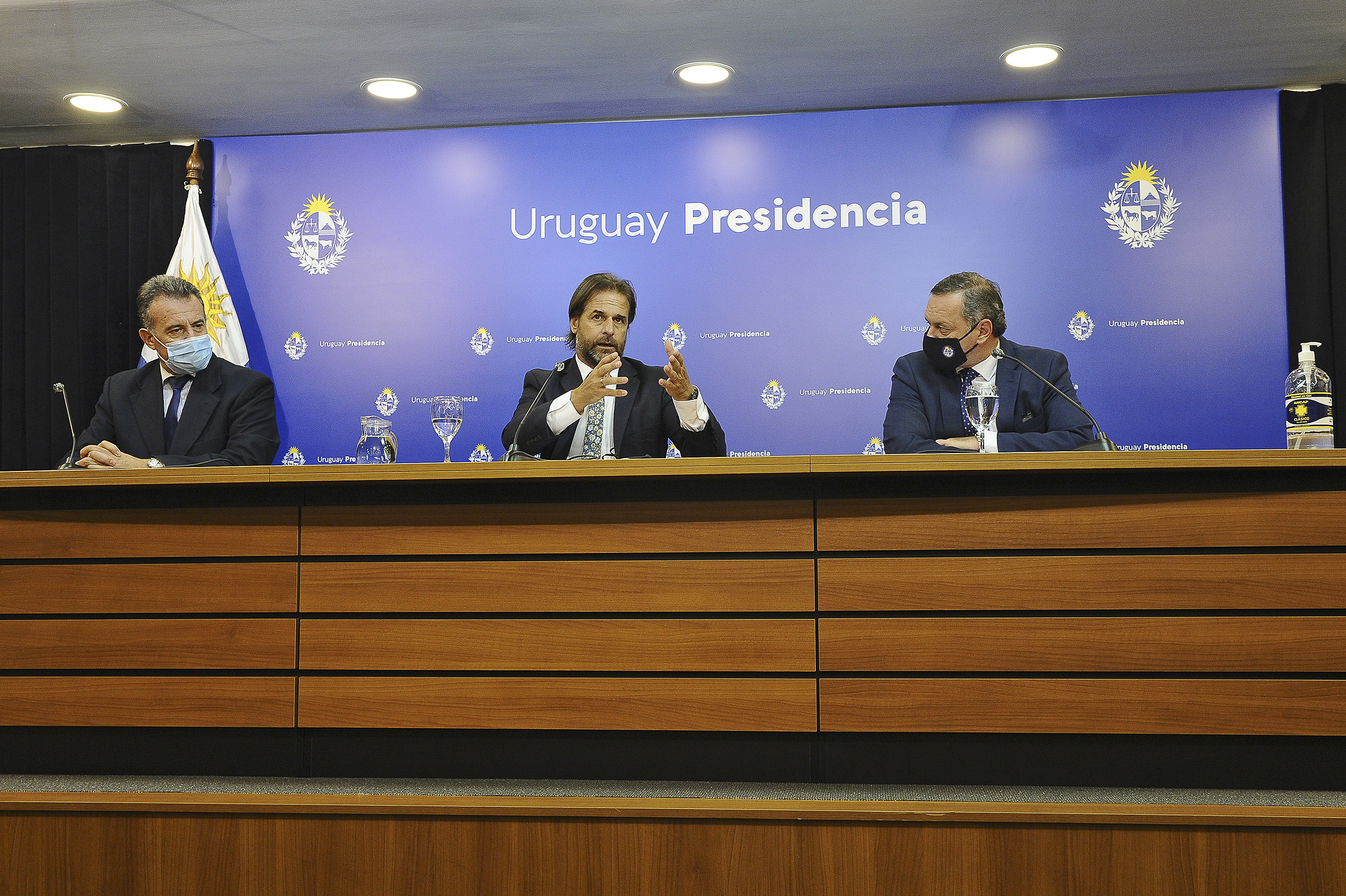 Ministro de Salud Pública, Daniel Salinas, presidente de la República, Luis Lacalle Pou, y secretario de Presidencia, Álvaro Delgado