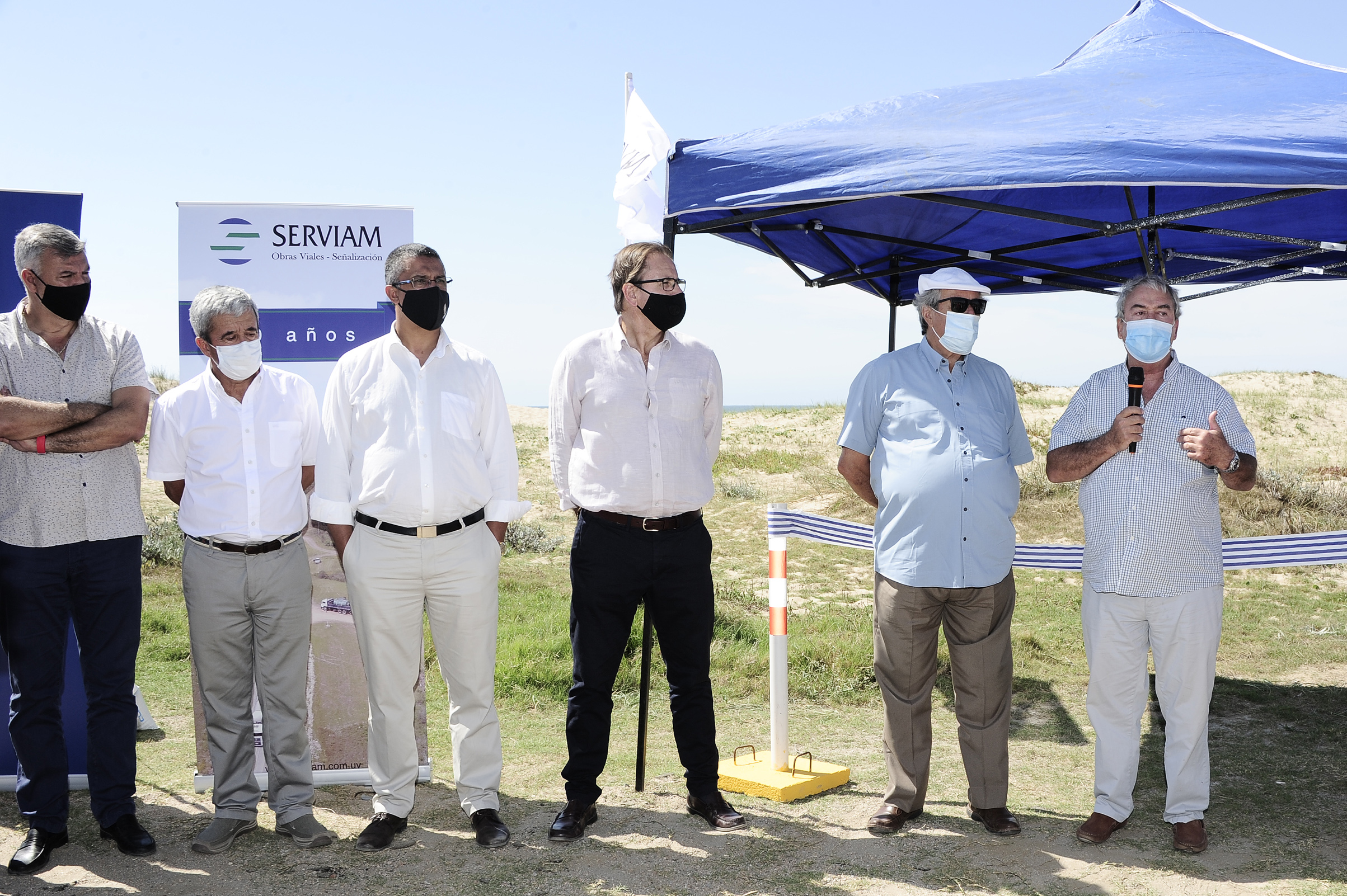 Autoridades durante el acto de inauguaración de obras en rutas 10 y 104