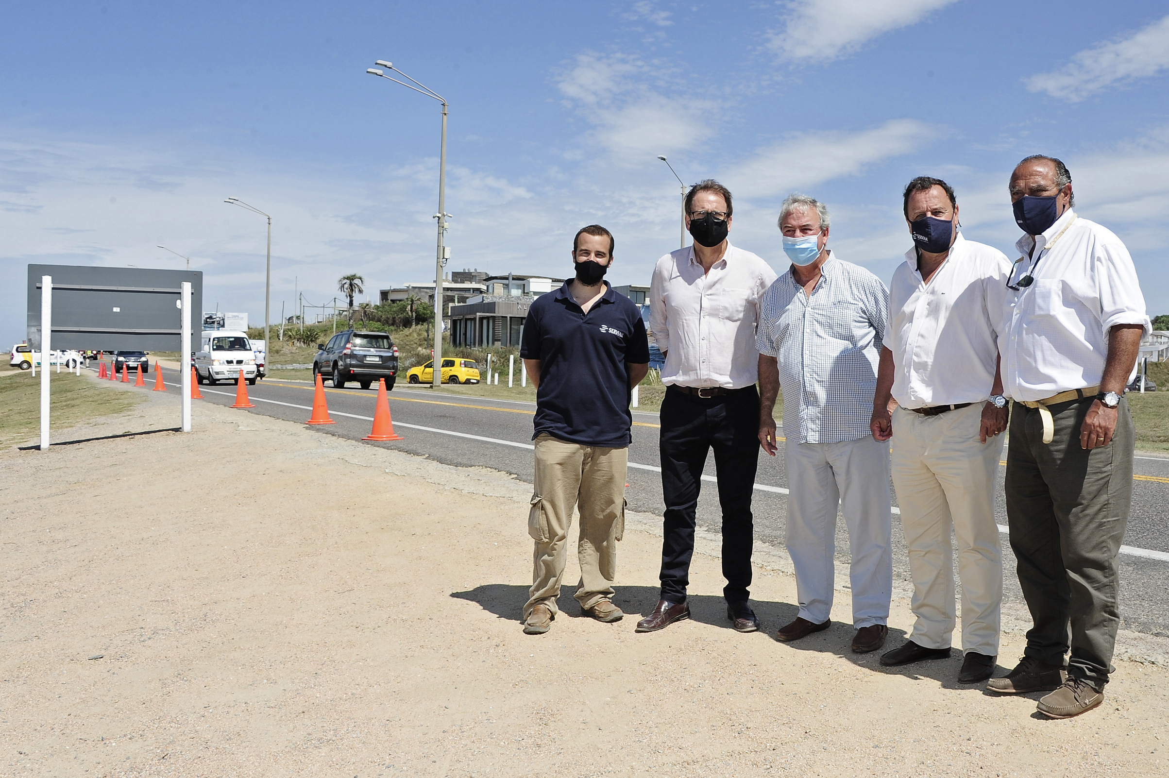 Autoridades en acto de inauguaración de obras en rutas 10 y 104