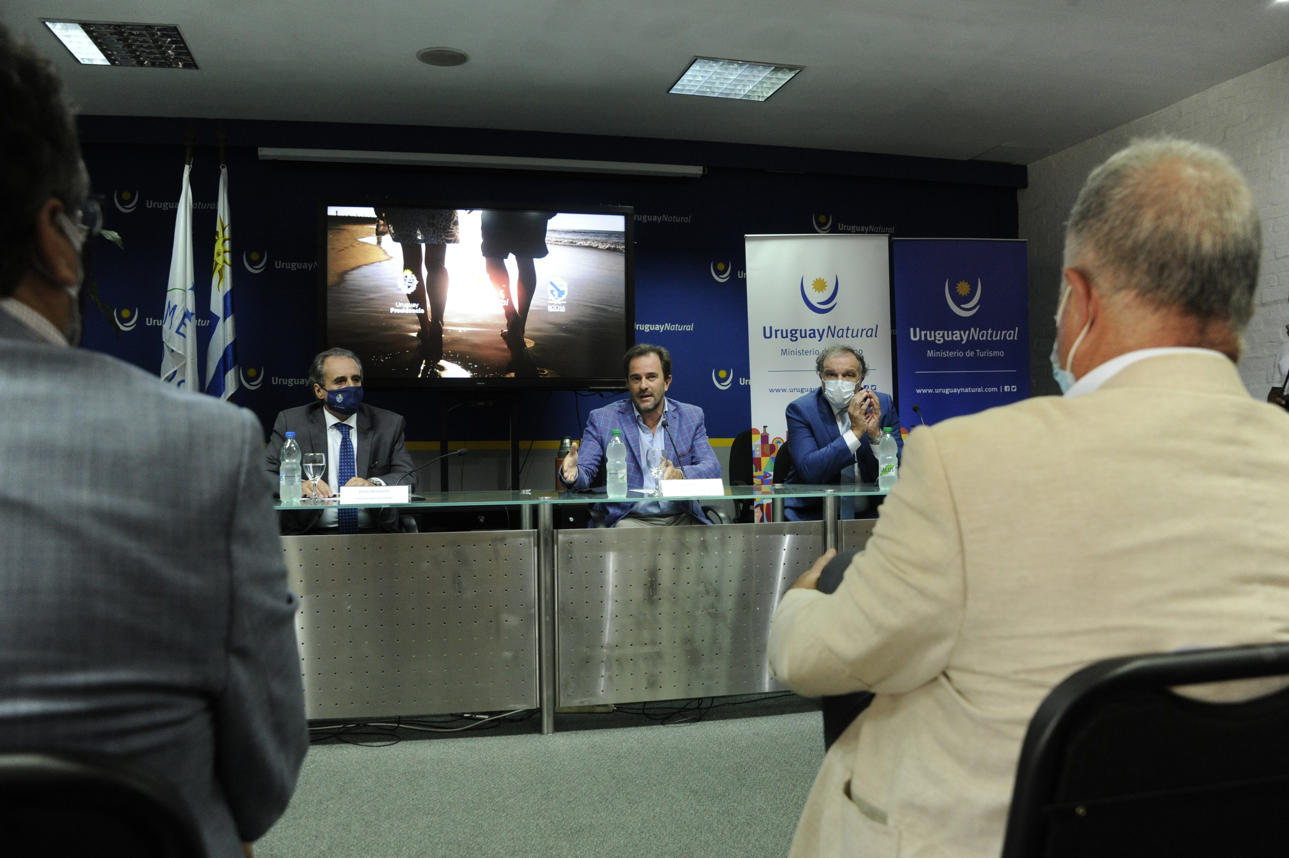 Autoridades en conferencia de prensa