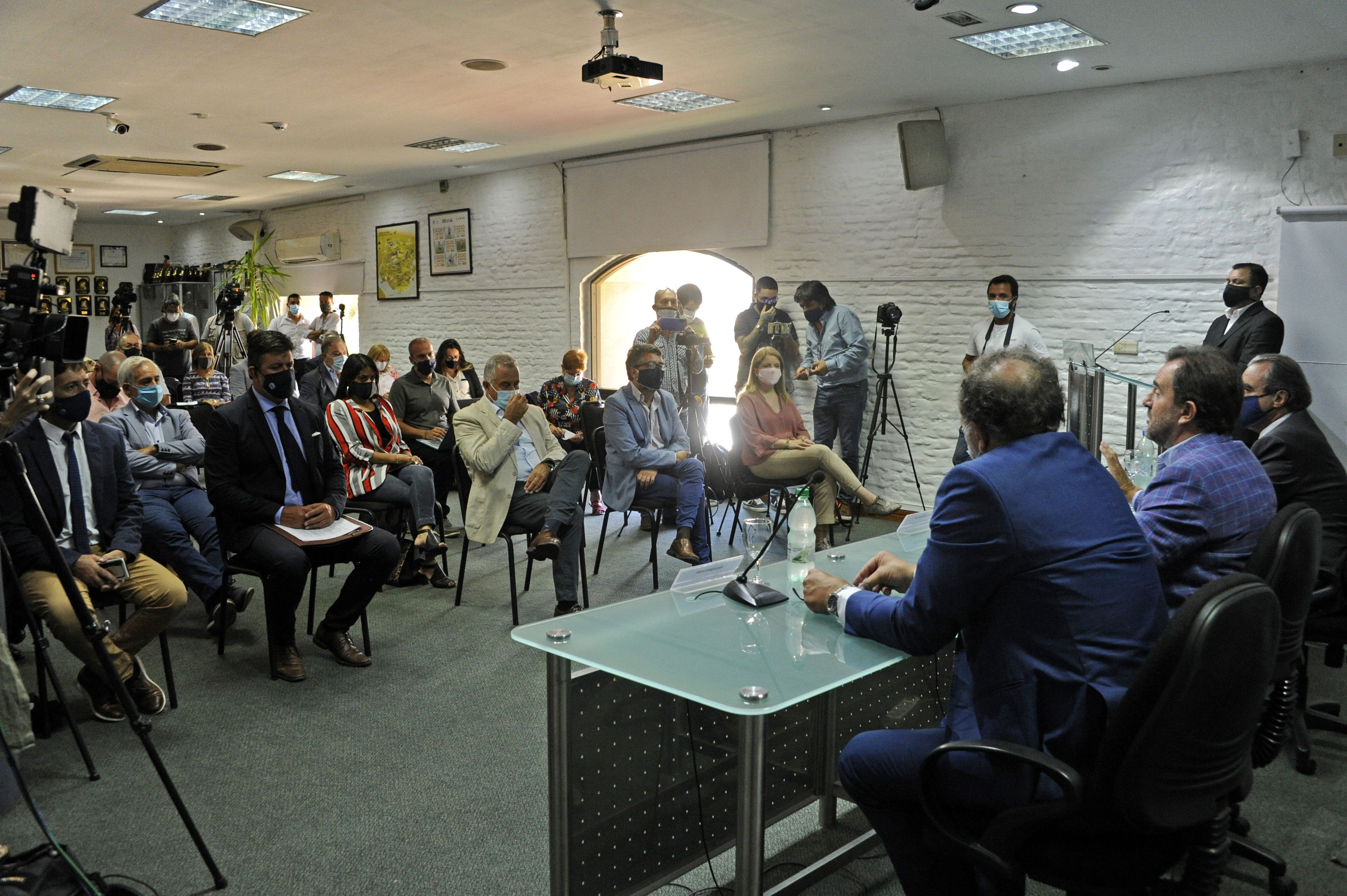 Autoridades en conferencia de prensa