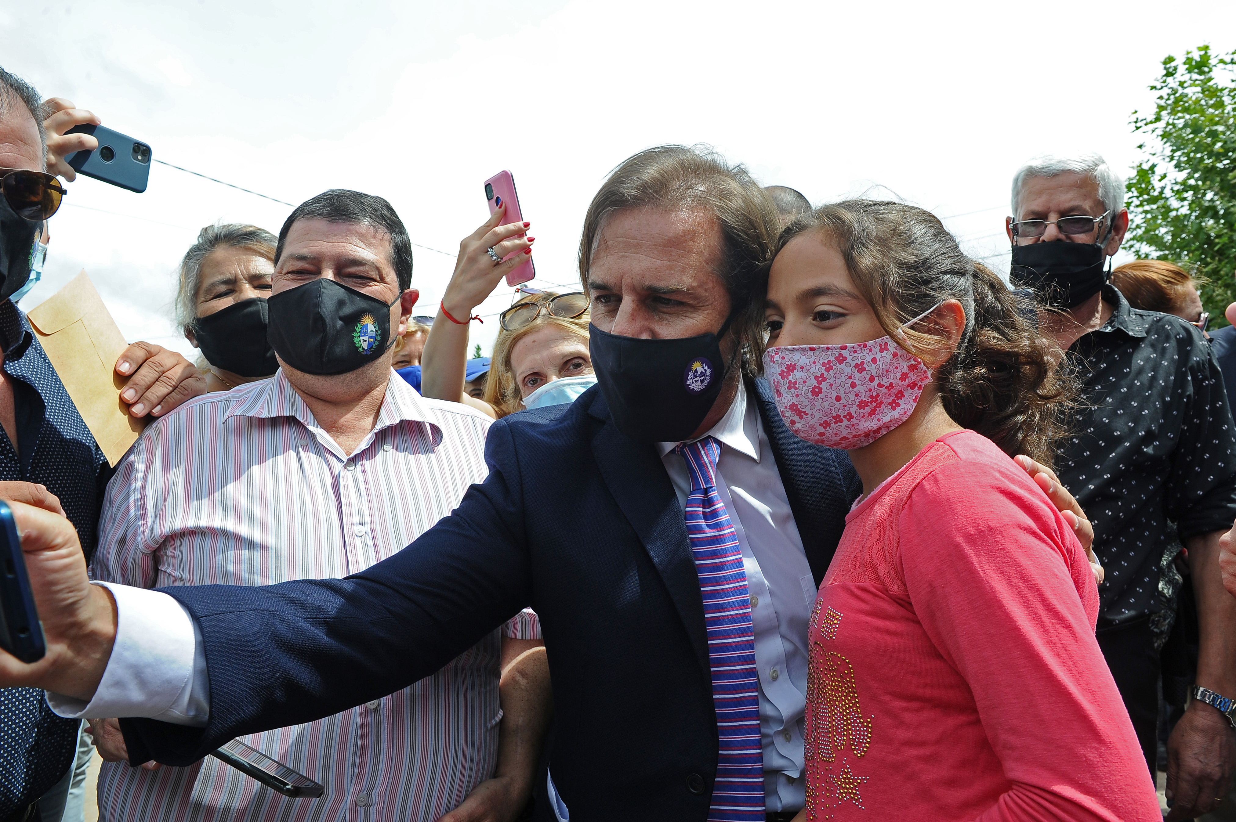 Luis Lacalle Pou se saca una selfie con ciudadanos locales