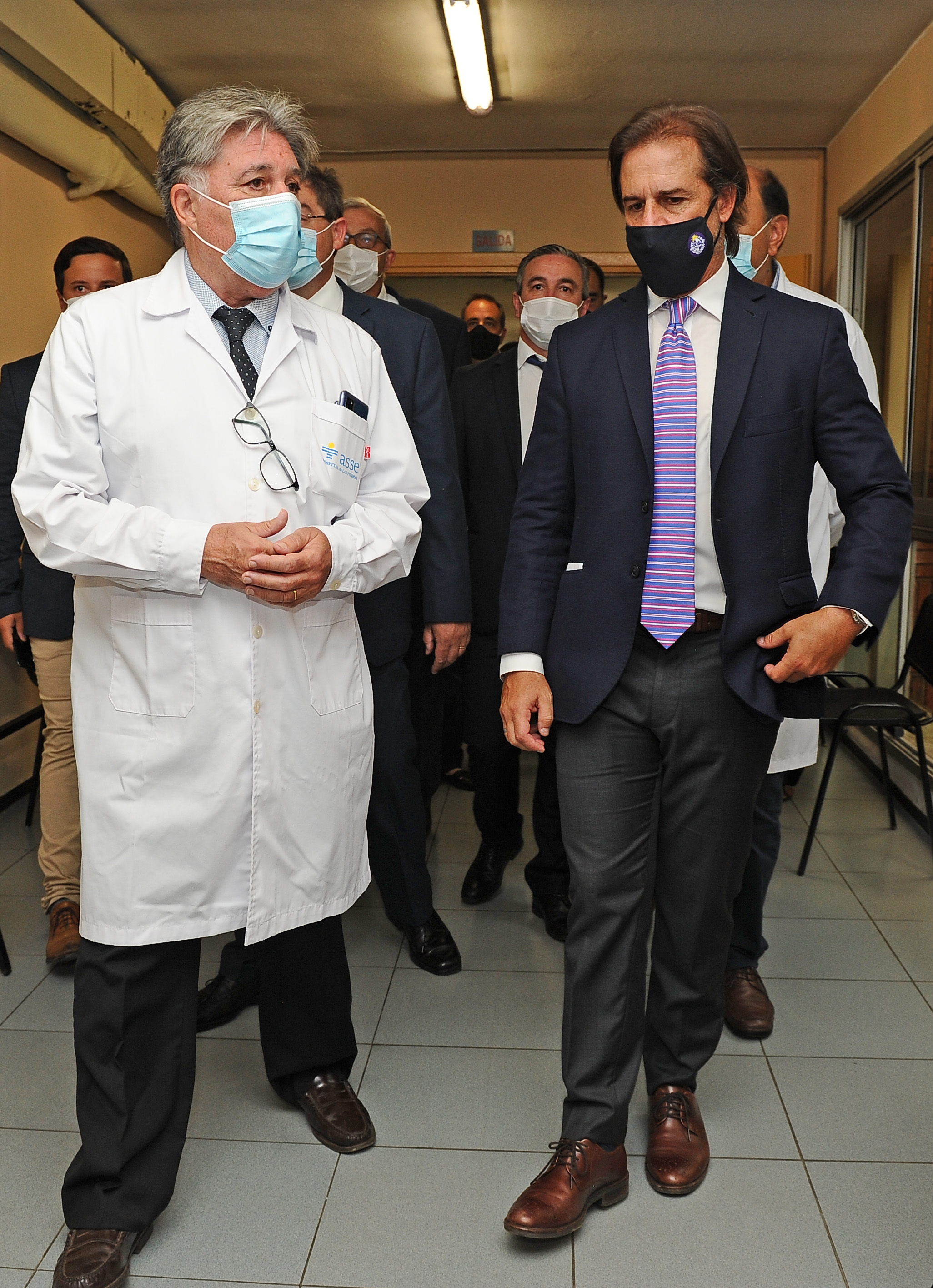 Presidente Luis Lacalle Pou junto al director del hospital, Gustavo Varela