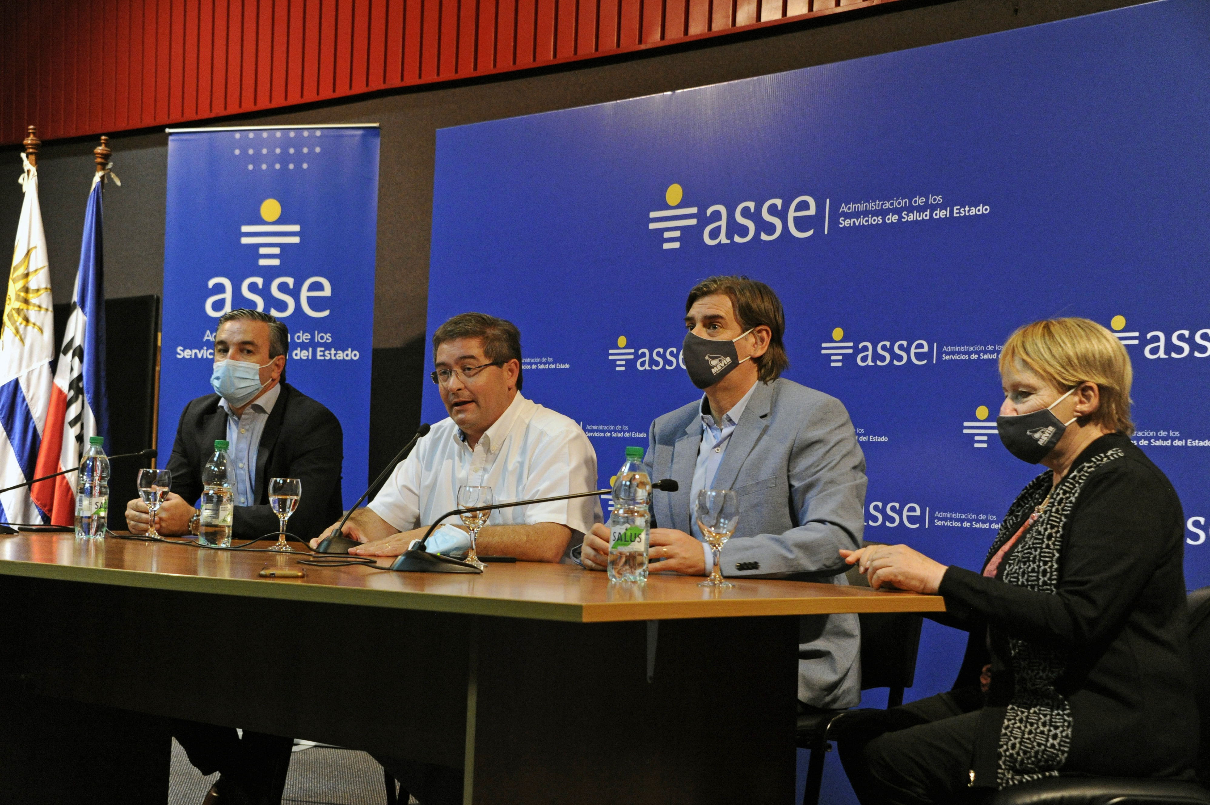 Autoridades de ASSE y Mevir en firma de convenio