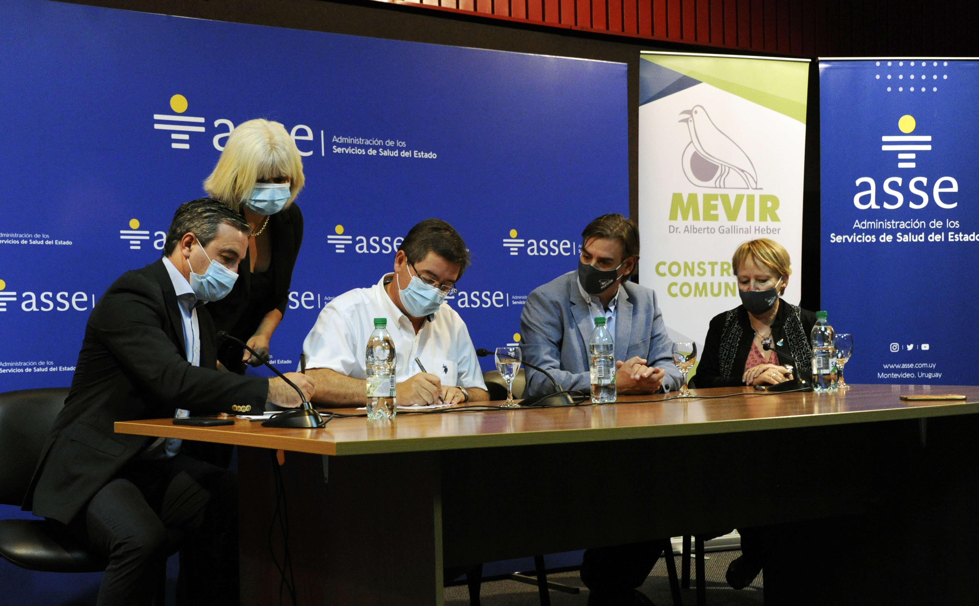 Autoridades de ASSE y Mevir en firma de convenio