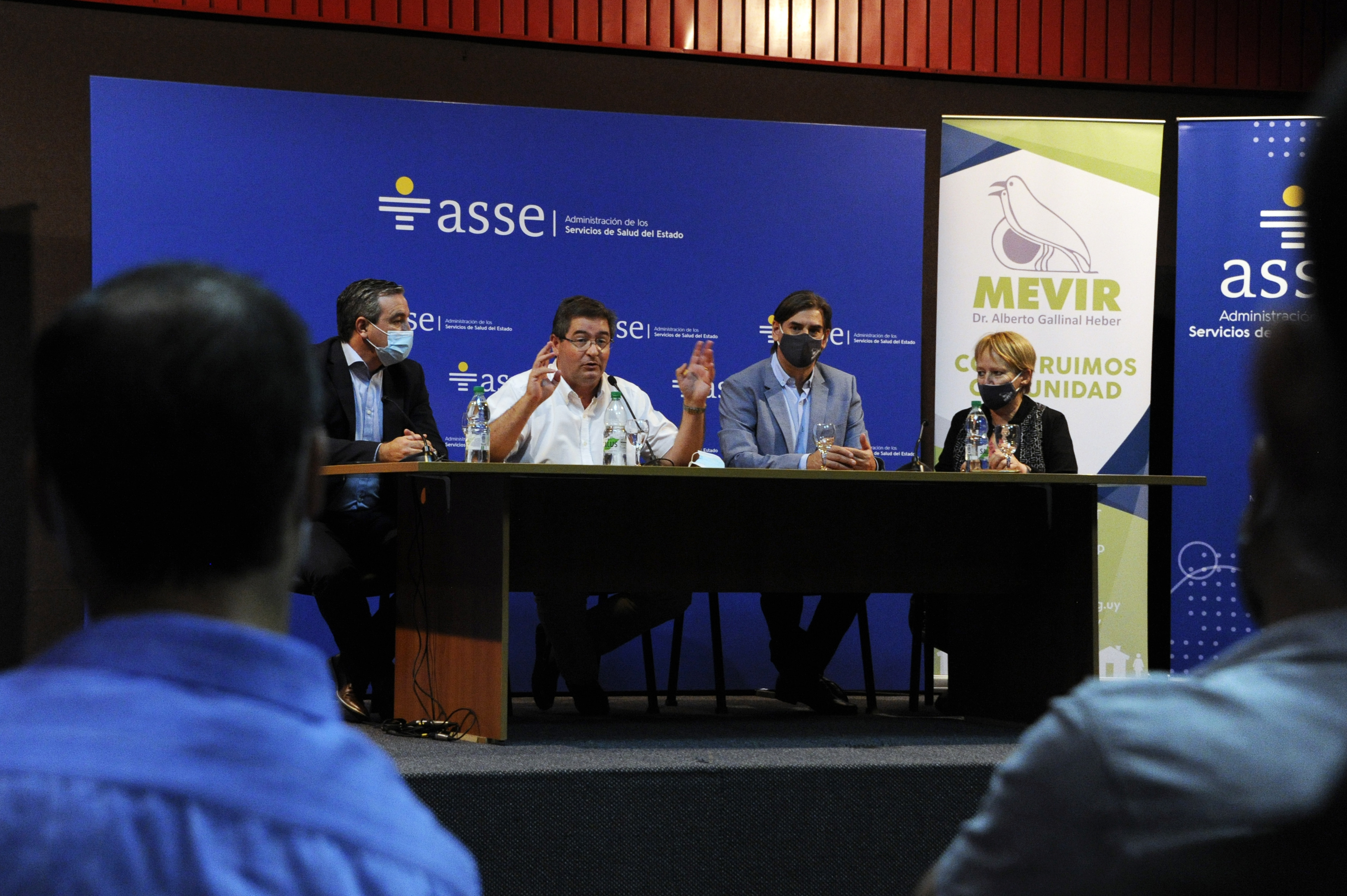 Autoridades de ASSE y Mevir en firma de convenio