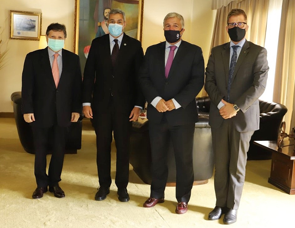 Canciller Francisco Bustillo y presidente de Paraguay, Mario Abdo, junto a autoridades diplomáticas