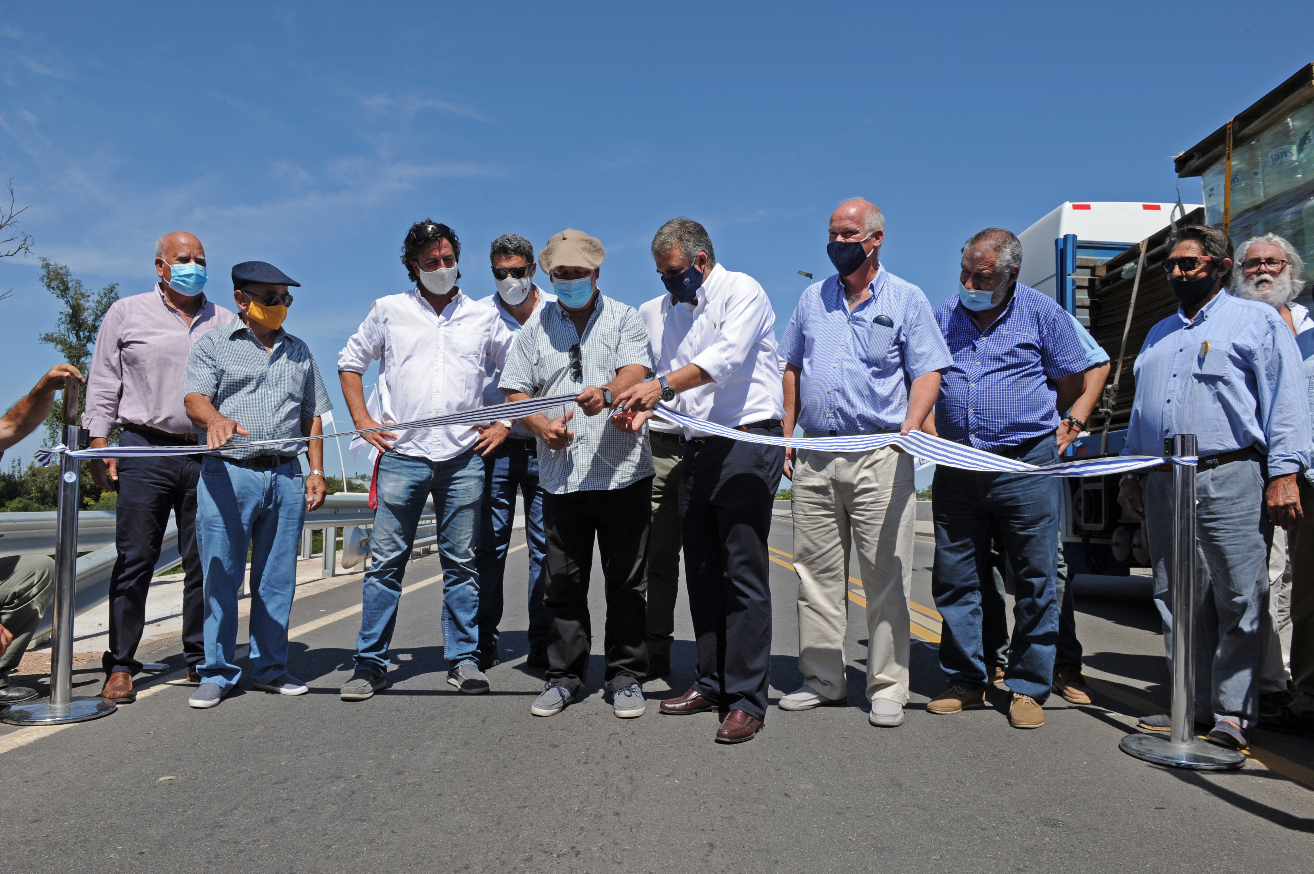 Autoridades cortan cinta de inauguración