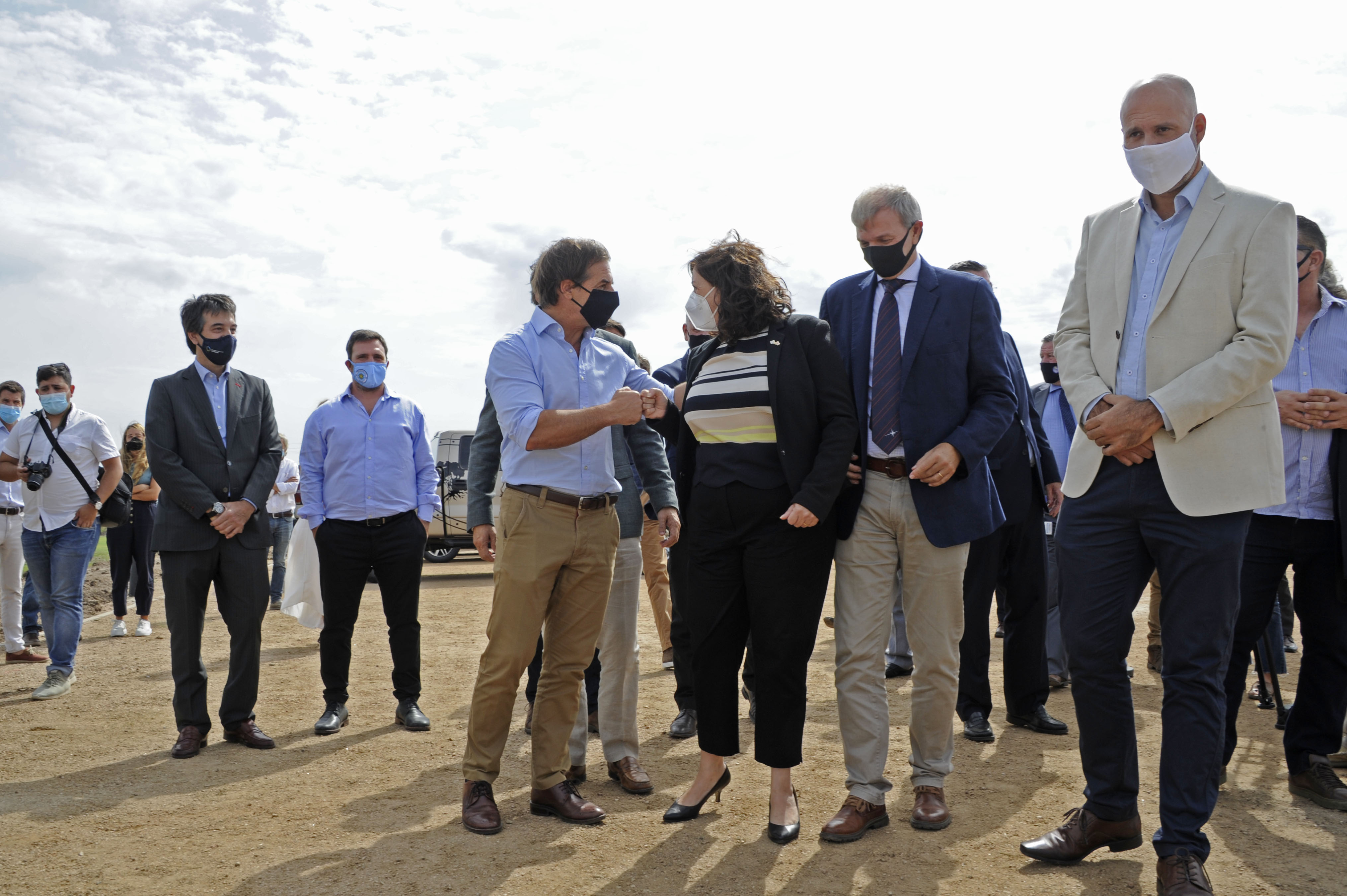 Presidente Lacalle Pou, en complejo deportivo City Torque, junto a la embajadora británica en Uruguay, Faye Emily O’Connor