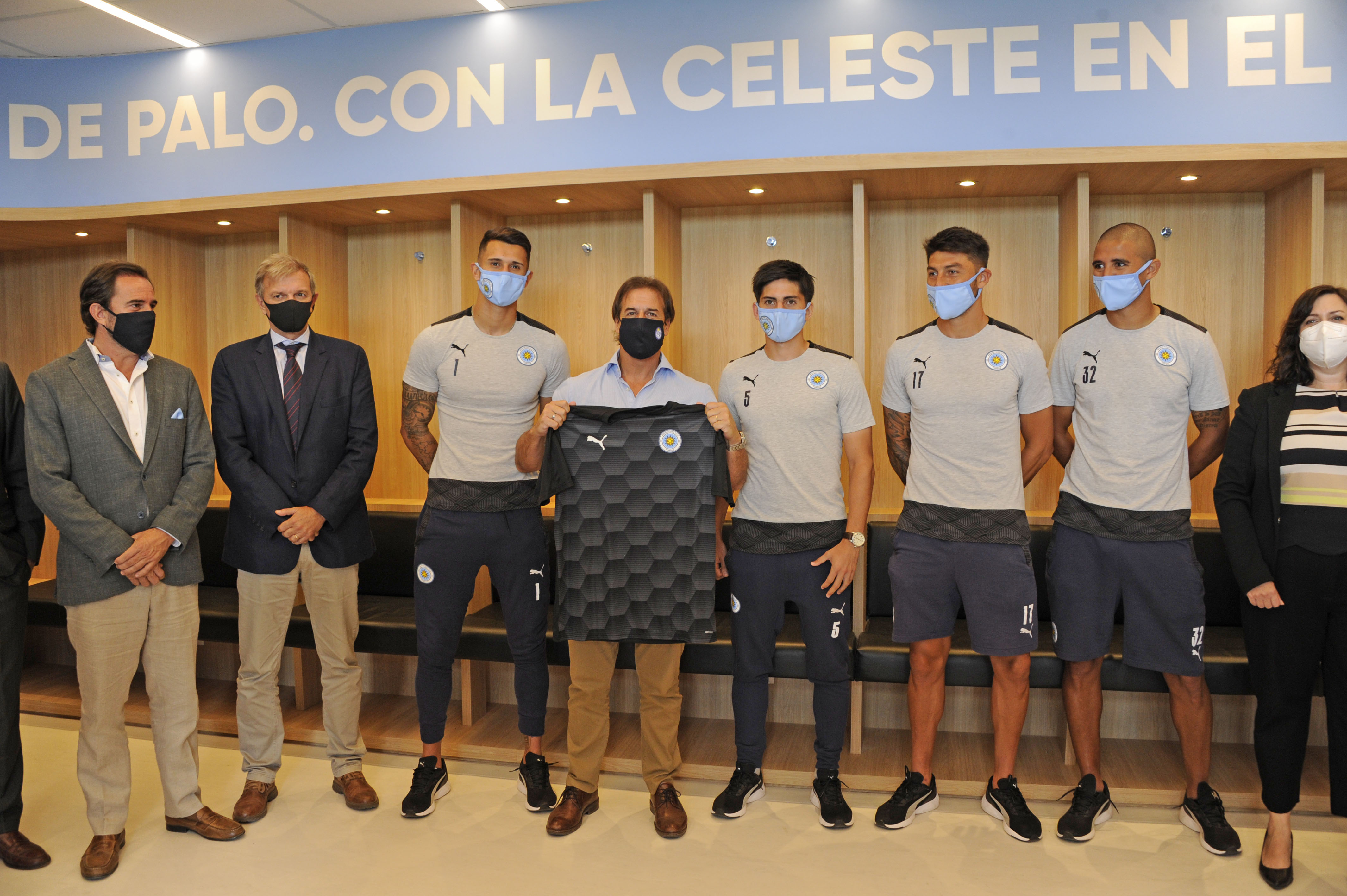 Presidente Lacalle Pou, en complejo deportivo City Torque, recibe varios obsequios