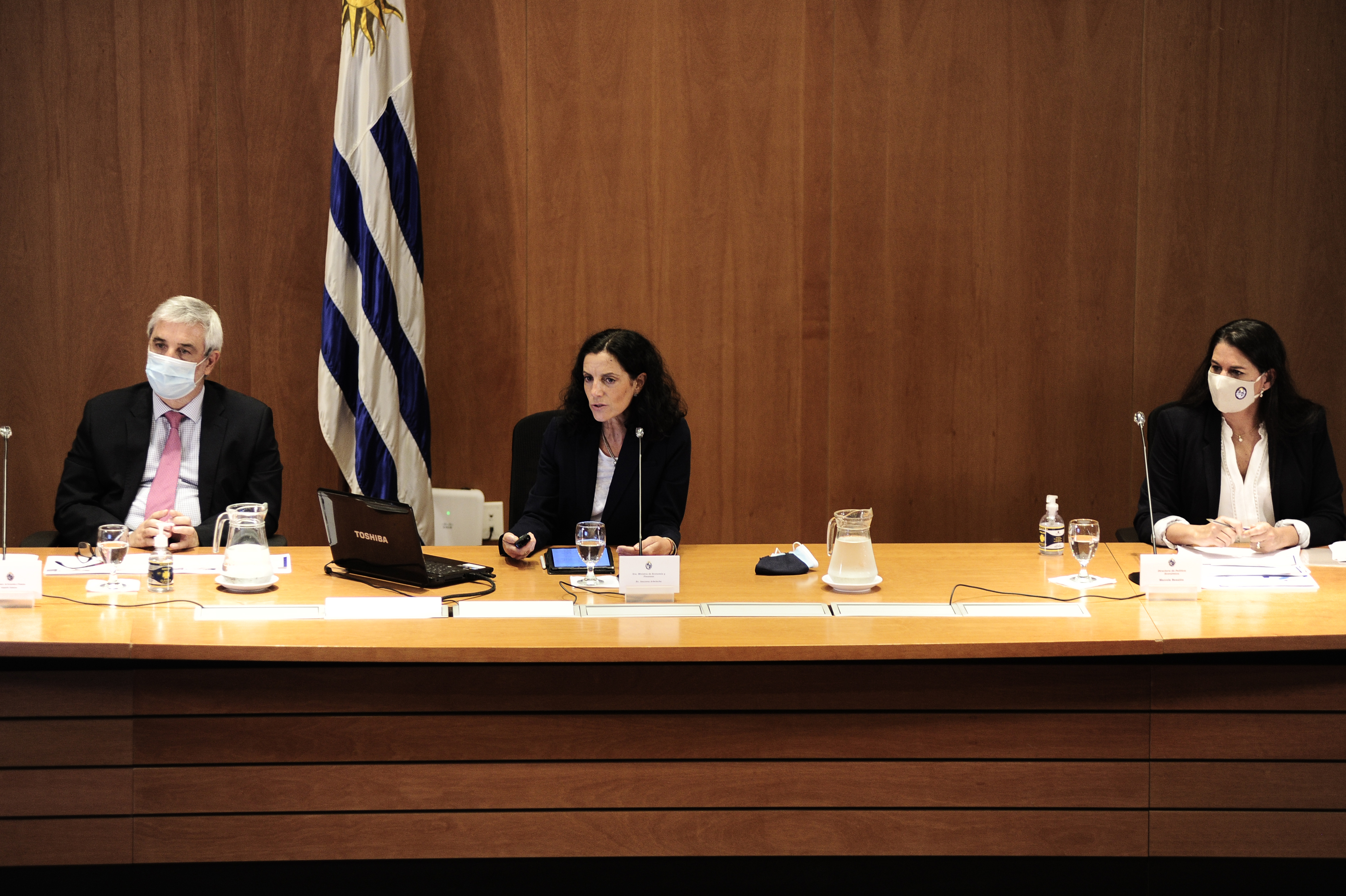 Ministra de Economía, Azucena Arbeleche, junto con el subsecretario Alejandro Irastorza y la directora de Política Económica, Marcela Bensión