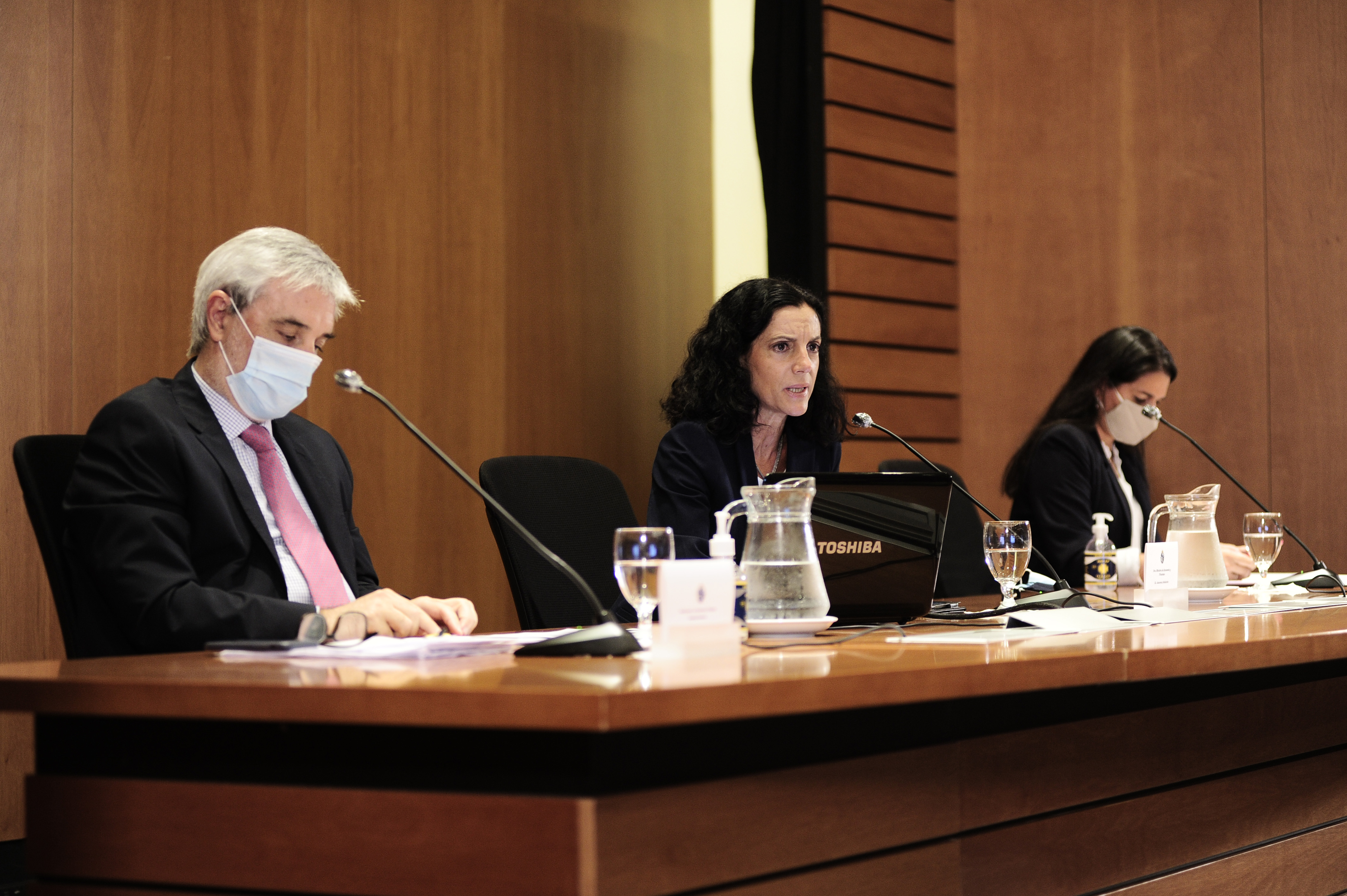 Ministra de Economía, Azucena Arbeleche, junto con el subsecretario Alejandro Irastorza y la directora de Política Económica, Marcela Bensión
